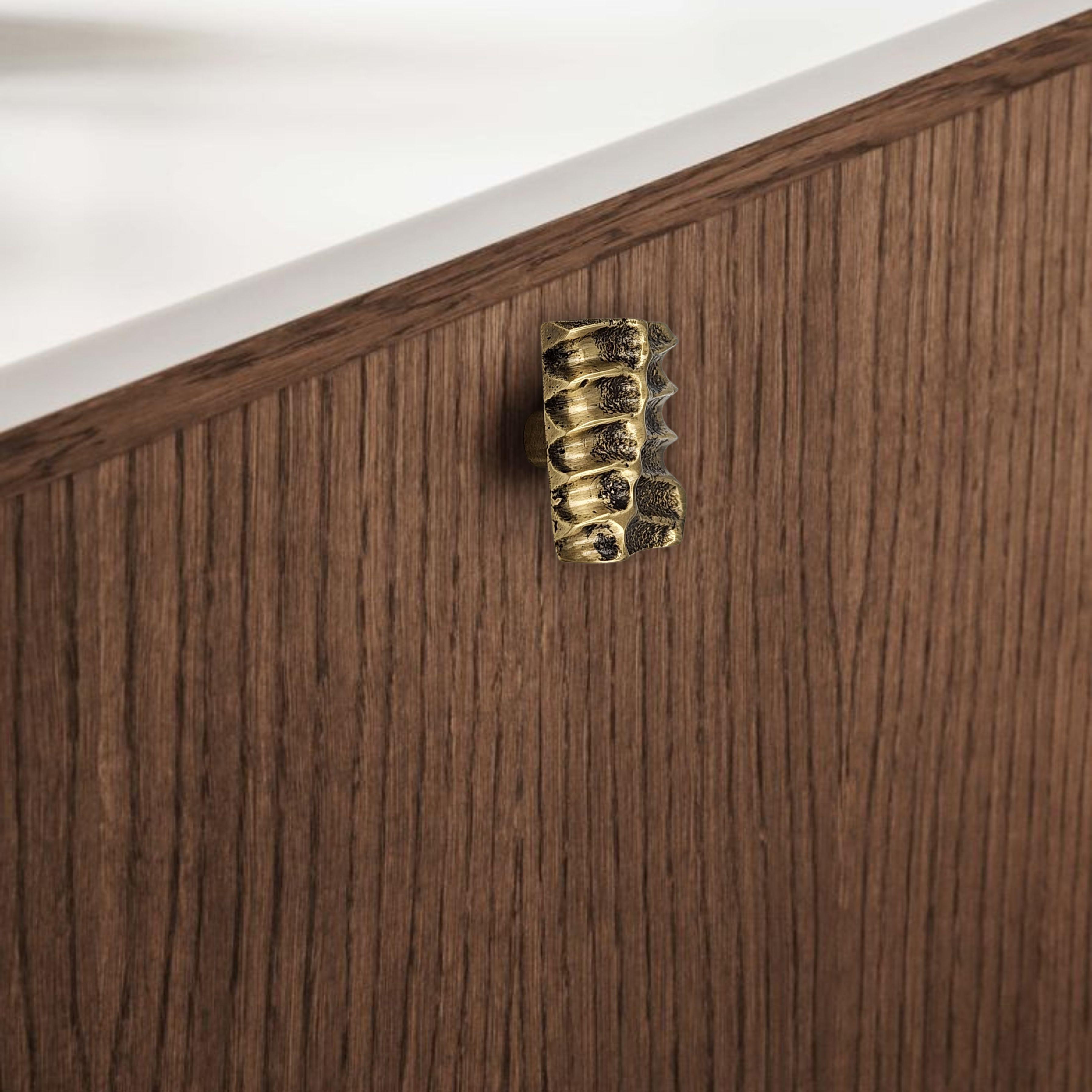 XXI secolo e contemporaneo Pomello per mobile in ottone fuso 4,5 x 4,5 cm Finitura oro invecchiato in vendita