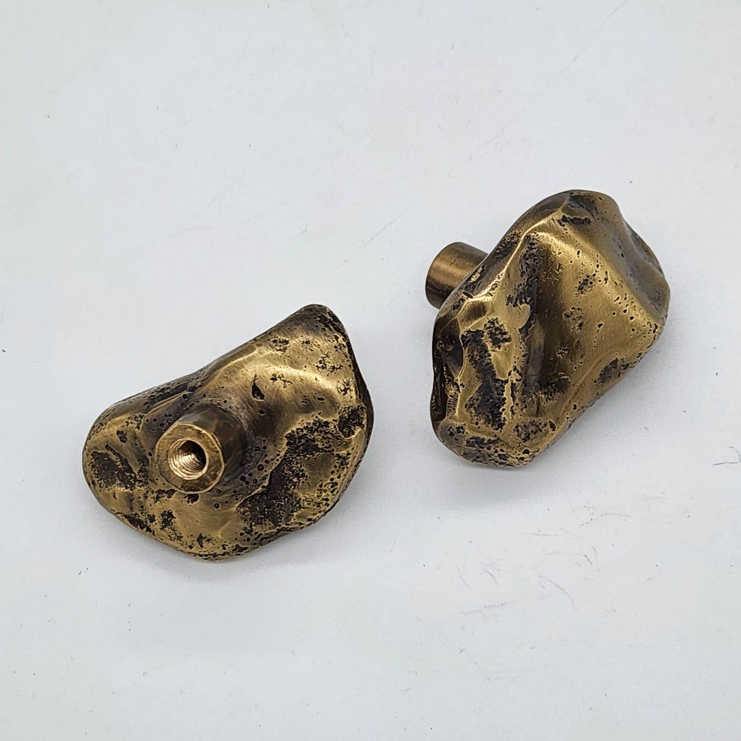 Un homenaje a la naturaleza, fuente infinita de motivos con elementos minerales. Pomos de muebles de latón macizo fabricados en nuestros talleres.
5 cm x 3 cm