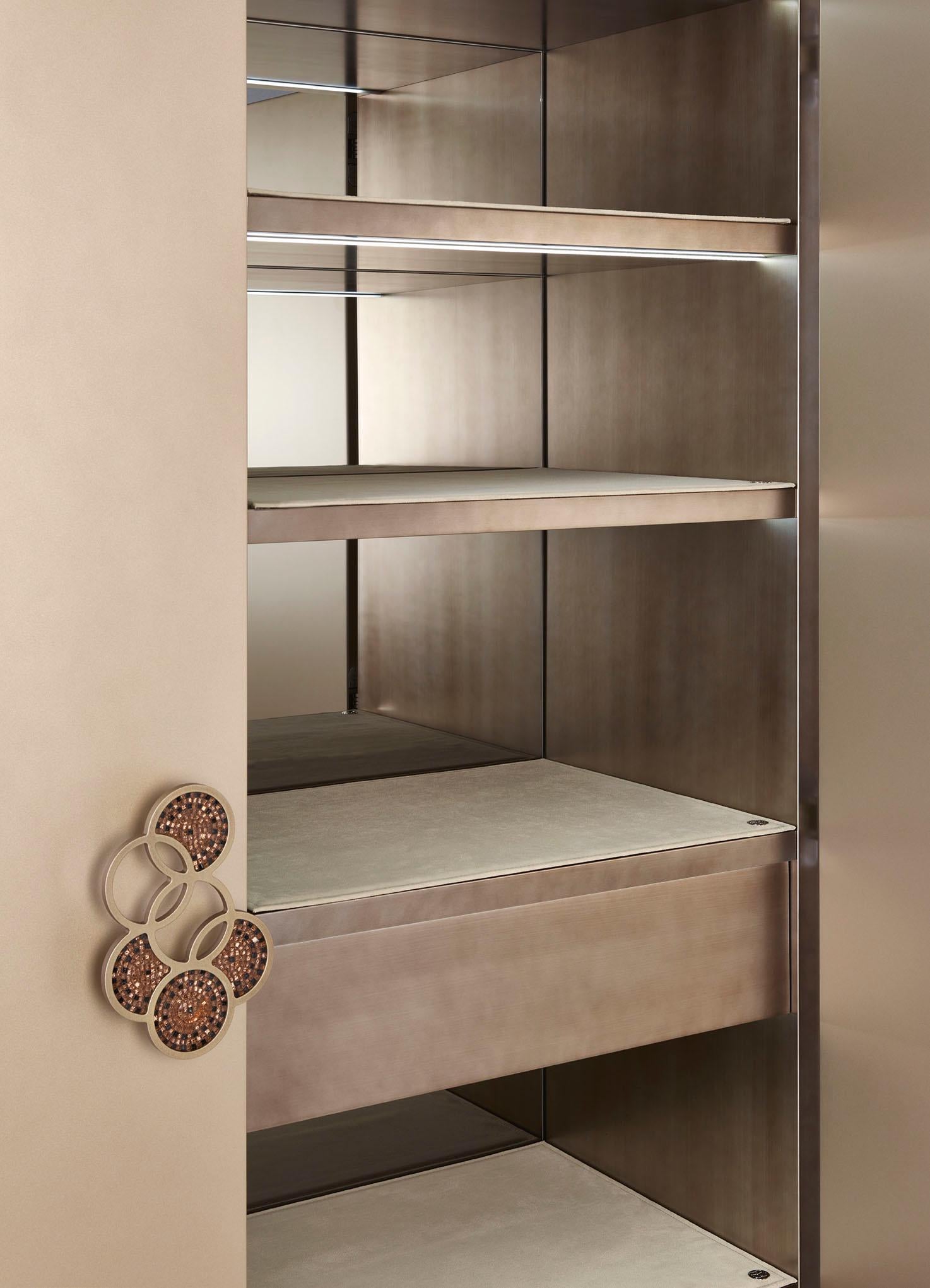 Italiano Armadietto Finitura Grigio Cenere Opaco Tiranti Finitura Champagne Micromosaico decorato in vendita