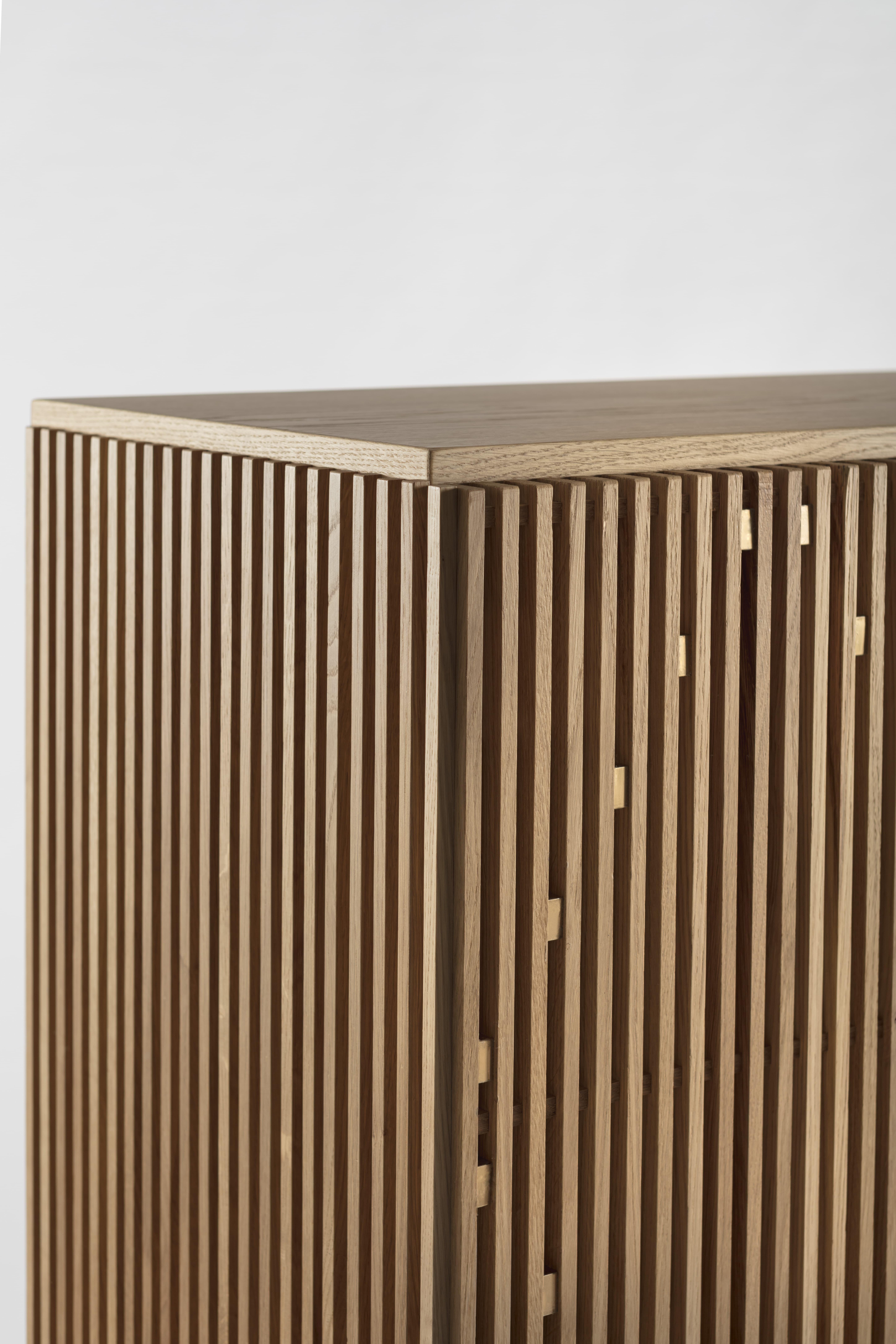 italien Armoire haute Milione en bois de chêne, par DebonaDemeo pour Medulum en vente