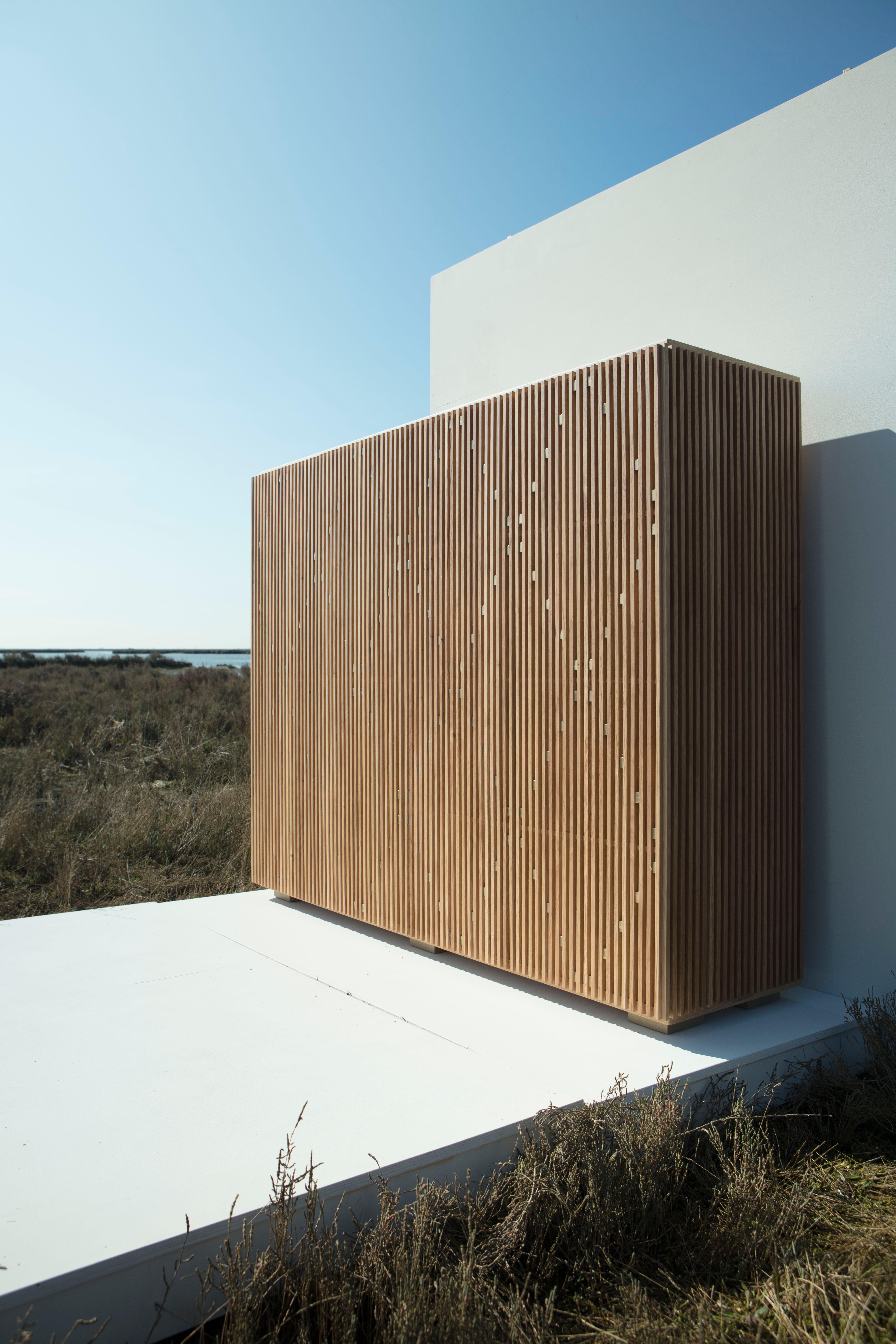 Zeitgenössisch gestalteter Schrank:: Sideboards Wohnzimmermöbel Eiche und Messing im Angebot 5
