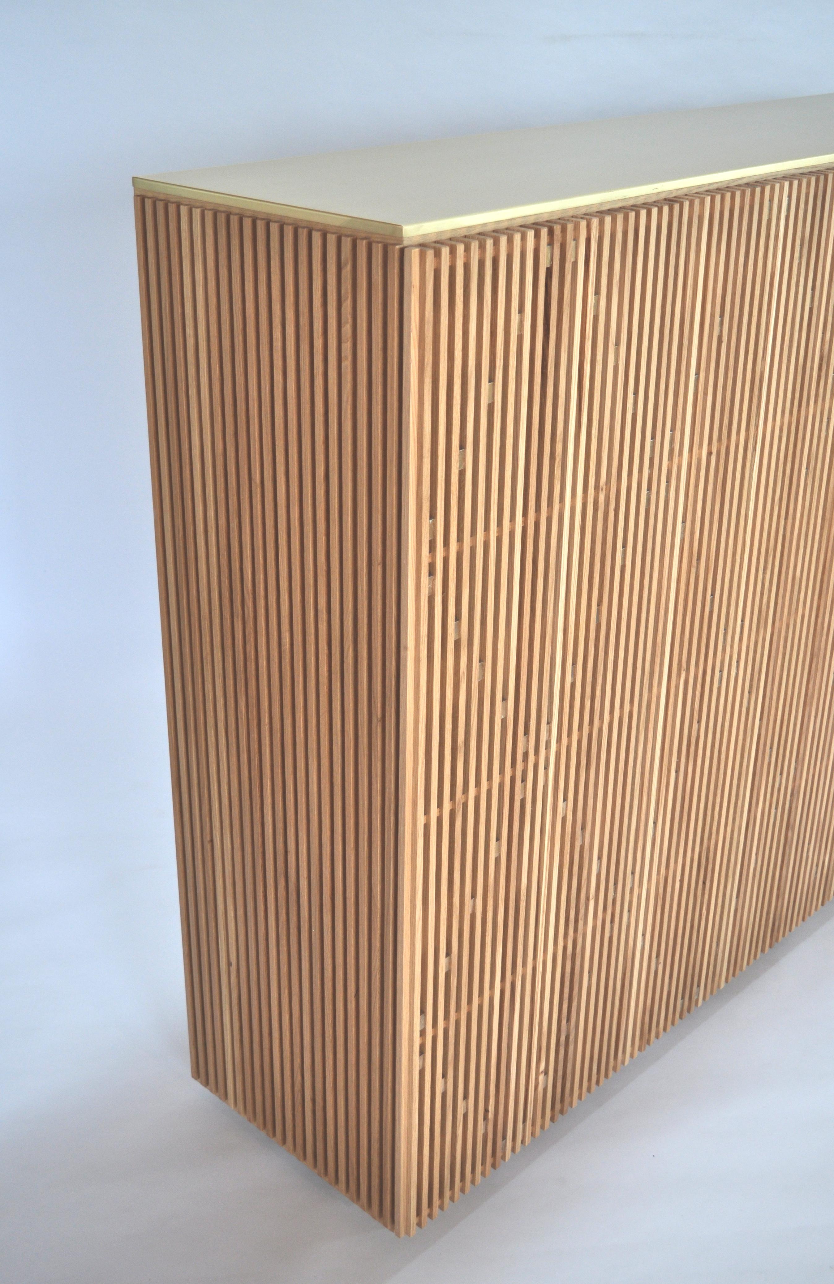 Zeitgenössisch gestalteter Schrank:: Sideboards Wohnzimmermöbel Eiche und Messing im Angebot 1