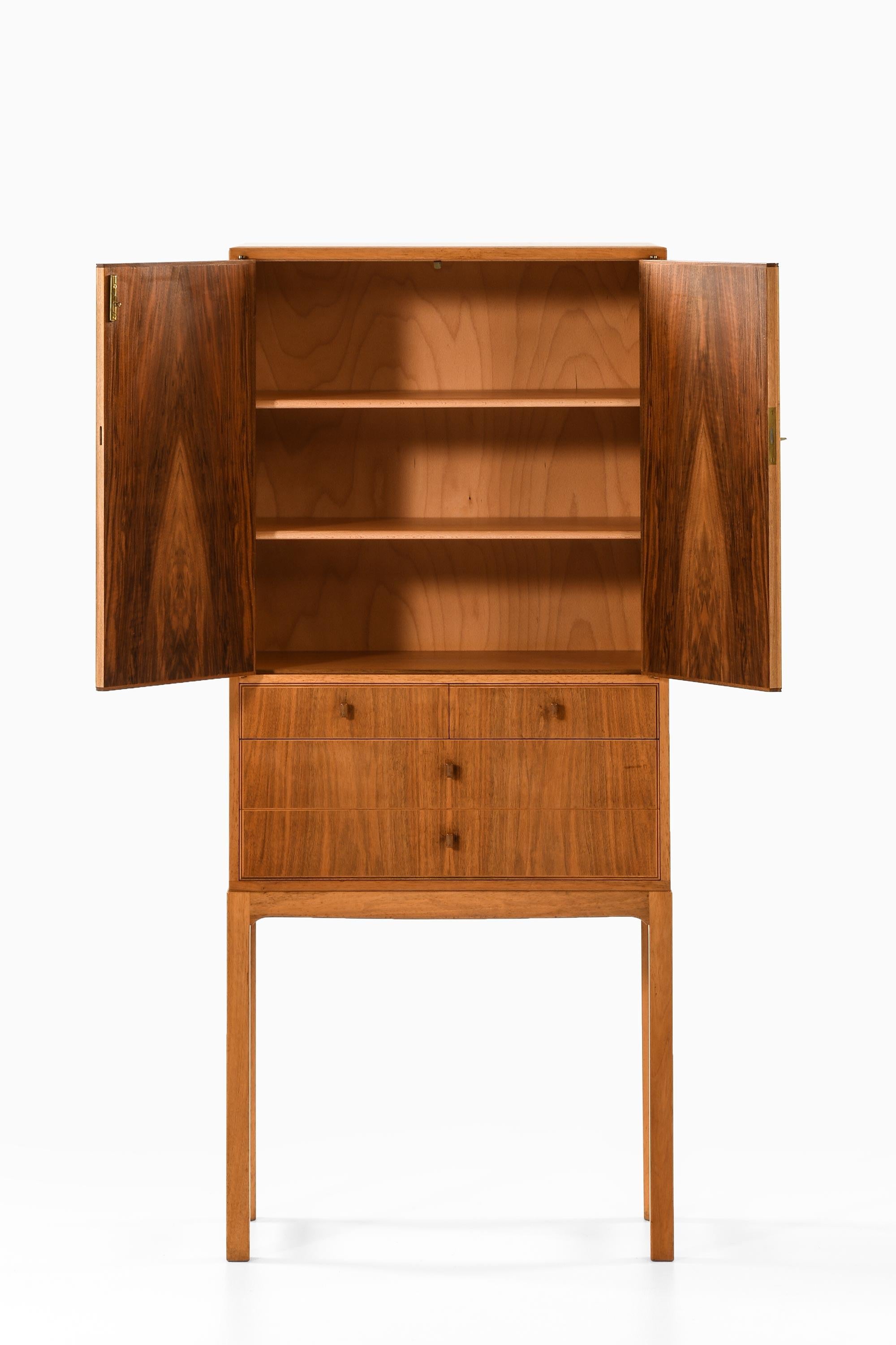 Schrank, Model No., in Nussbaum von Carl Malmsten, 1950er Jahre (Schwedisch) im Angebot
