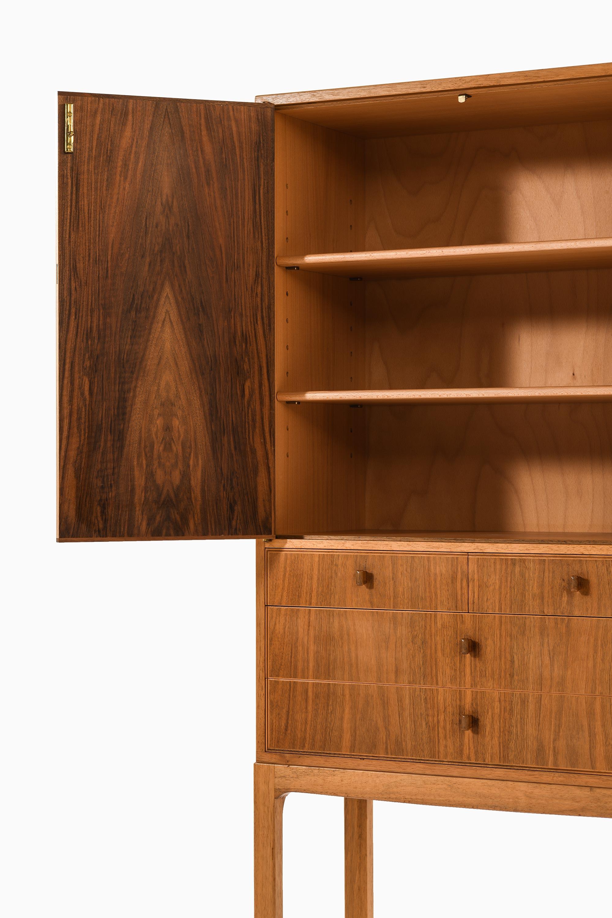 Schrank, Model No., in Nussbaum von Carl Malmsten, 1950er Jahre im Zustand „Gut“ im Angebot in Limhamn, Skåne län