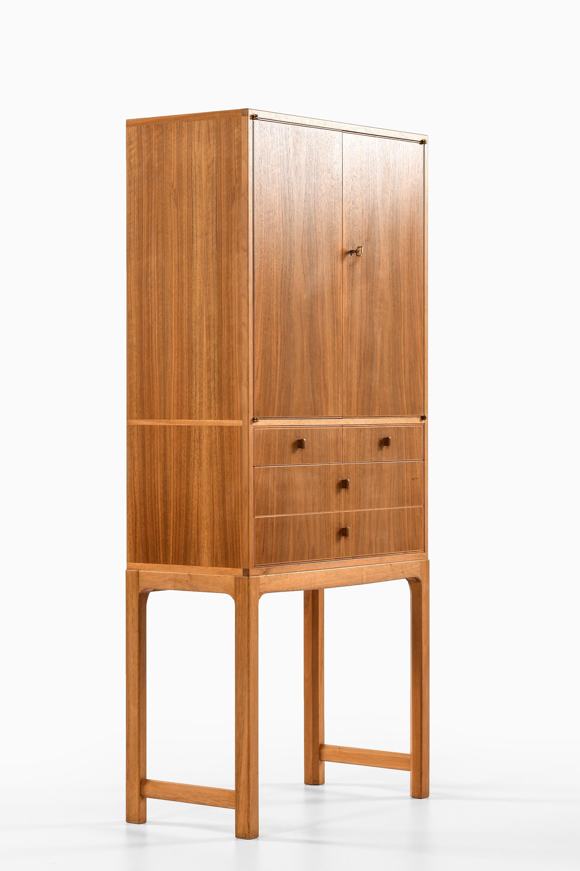 Schrank, Model No., in Nussbaum von Carl Malmsten, 1950er Jahre (Walnuss) im Angebot