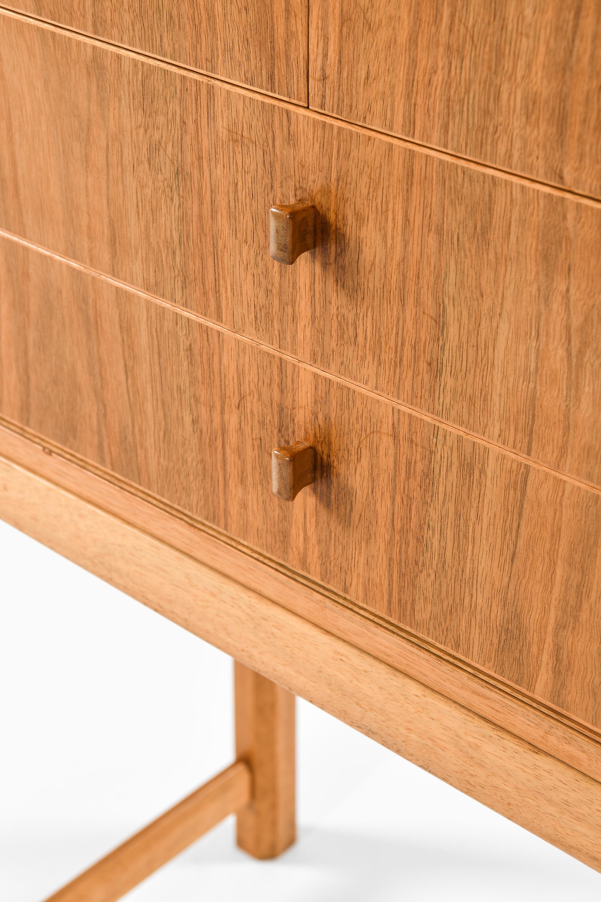 Schrank, Model No., in Nussbaum von Carl Malmsten, 1950er Jahre im Angebot 1