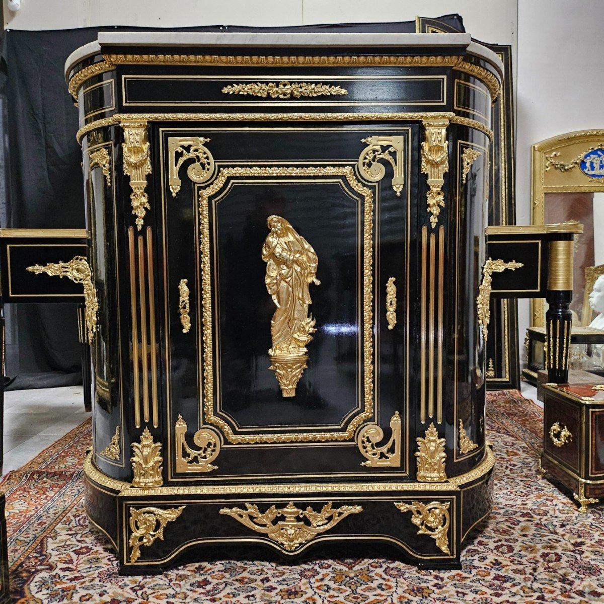 Elegant  French Curved Cabinet In Boulle Marquetry style and  Napoleon III.
Curved in shape with convex sides. Boulle marquetry in brass and rich ornamentation of gilded bronzes with ingot molds, high and low falls, masks, character of Socrates on