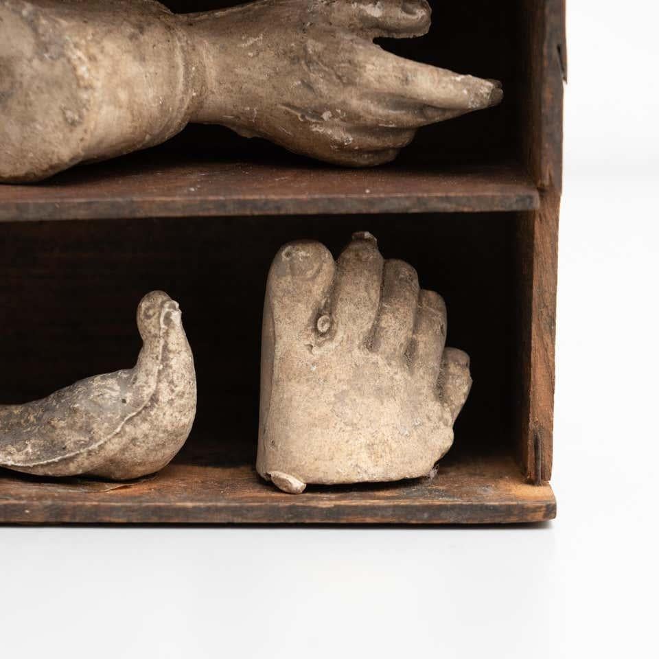 Schrank mit Raritäten, Skulpturales Kunstwerk, um 1950 (Gips) im Angebot