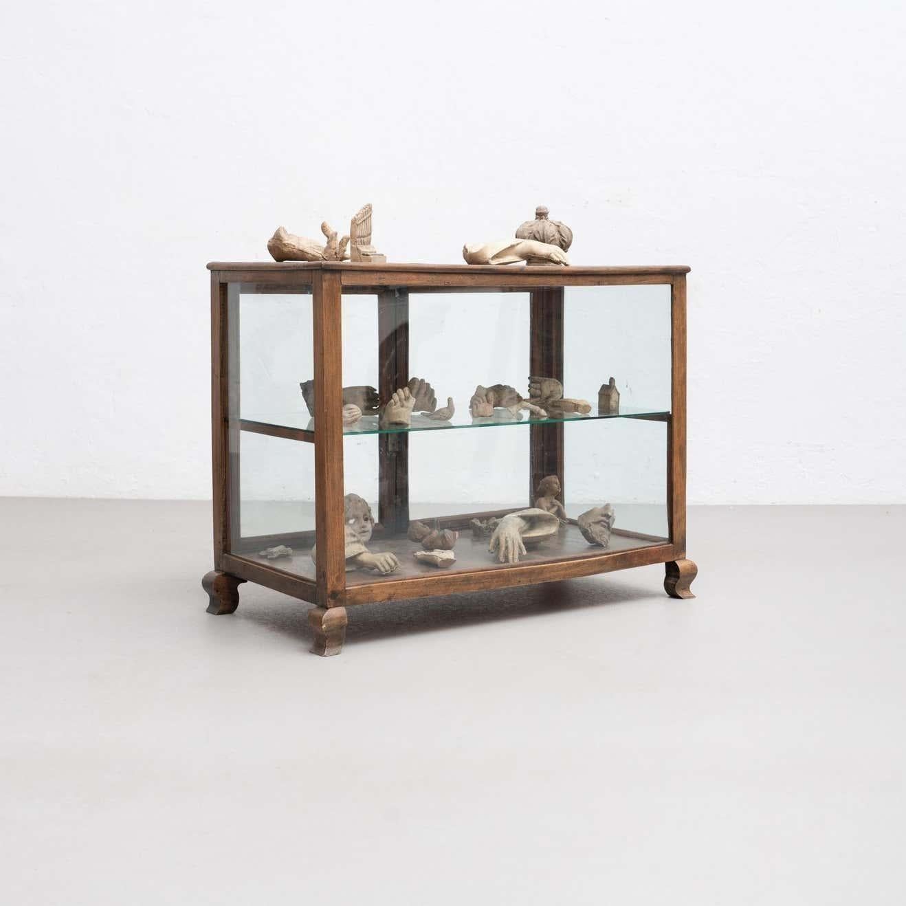 Vitrinenschrank mit Raritäten, skulpturale Kunstwerke, um 1950 (Moderne) im Angebot