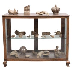 Vitrinenschrank mit Raritäten, skulpturale Kunstwerke, um 1950