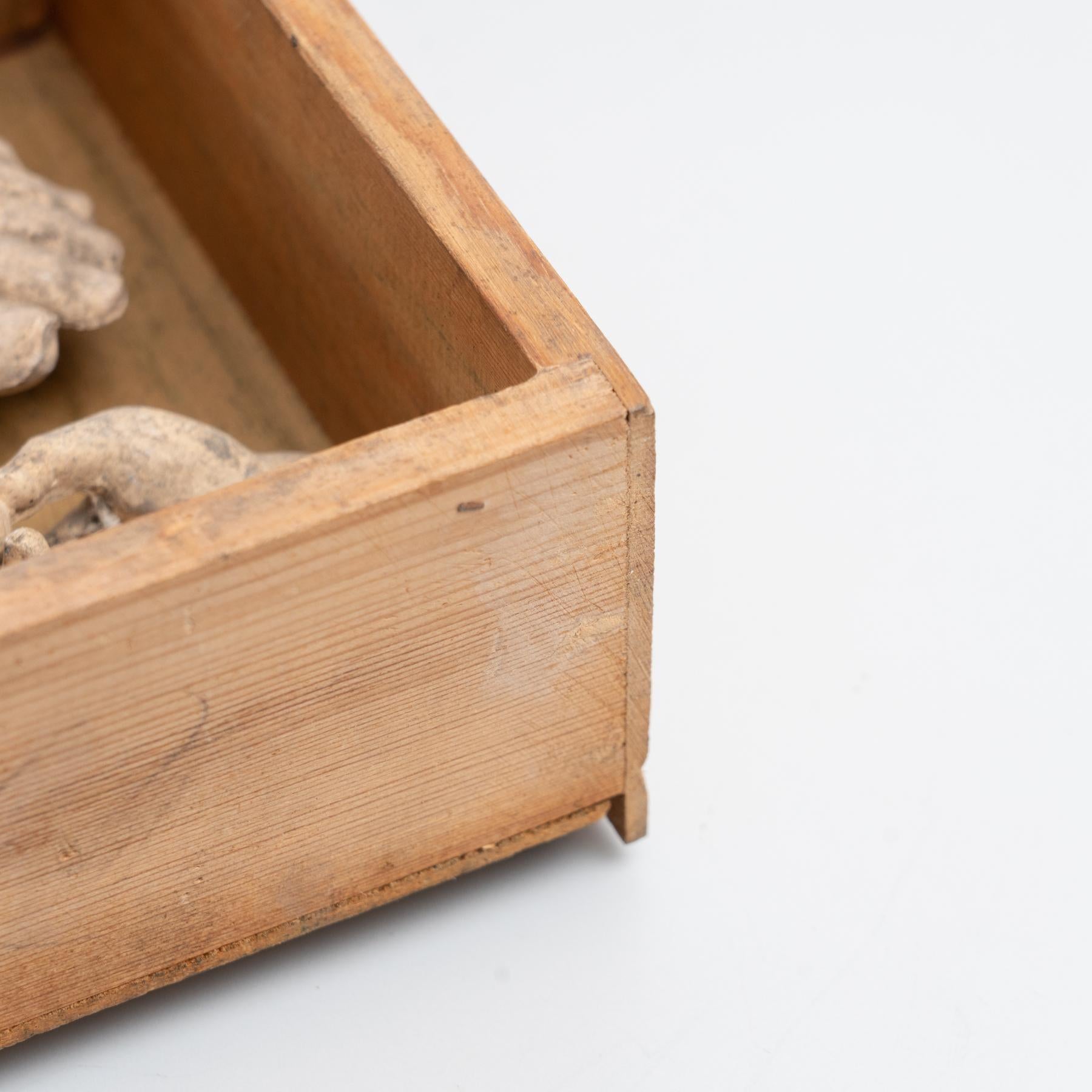 Cabinet de curiosités Tiroir Sculpture d'art, circa 1950 en vente 3