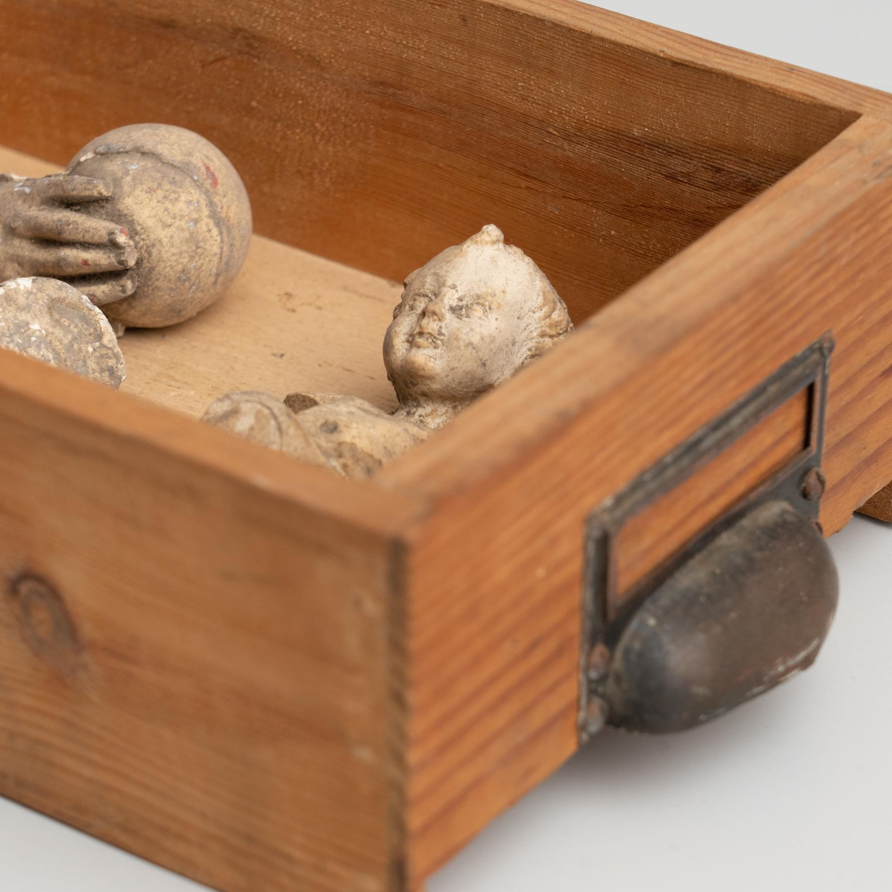 Cabinet de curiosités Tiroir Sculpture d'art, circa 1950 en vente 5