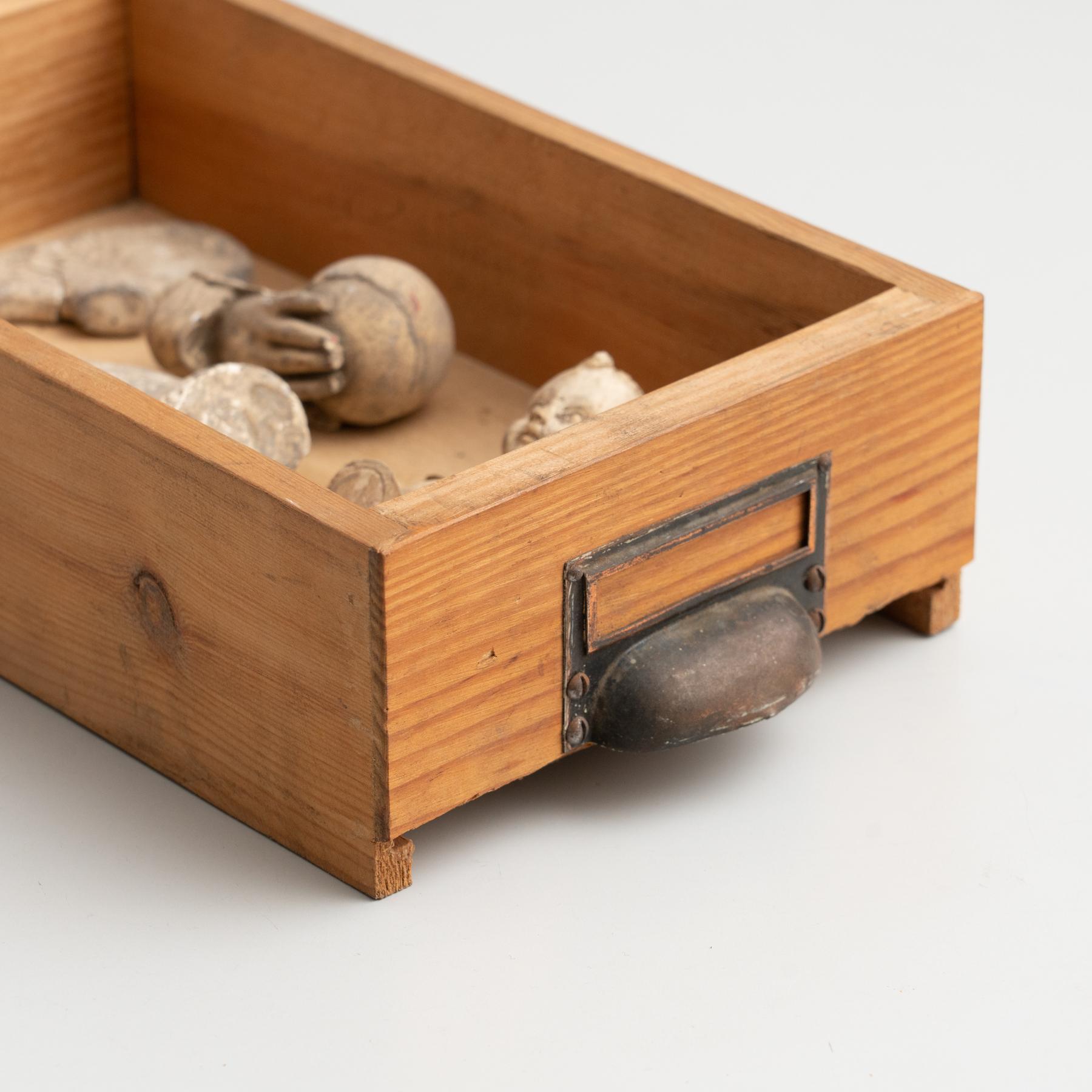 Cabinet de curiosités Tiroir Sculpture d'art, circa 1950 en vente 8