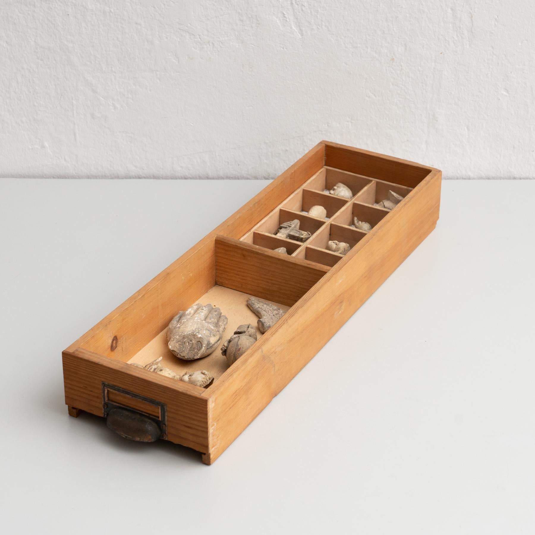 Cabinet de curiosités Tiroir Sculpture d'art, circa 1950 en vente 11
