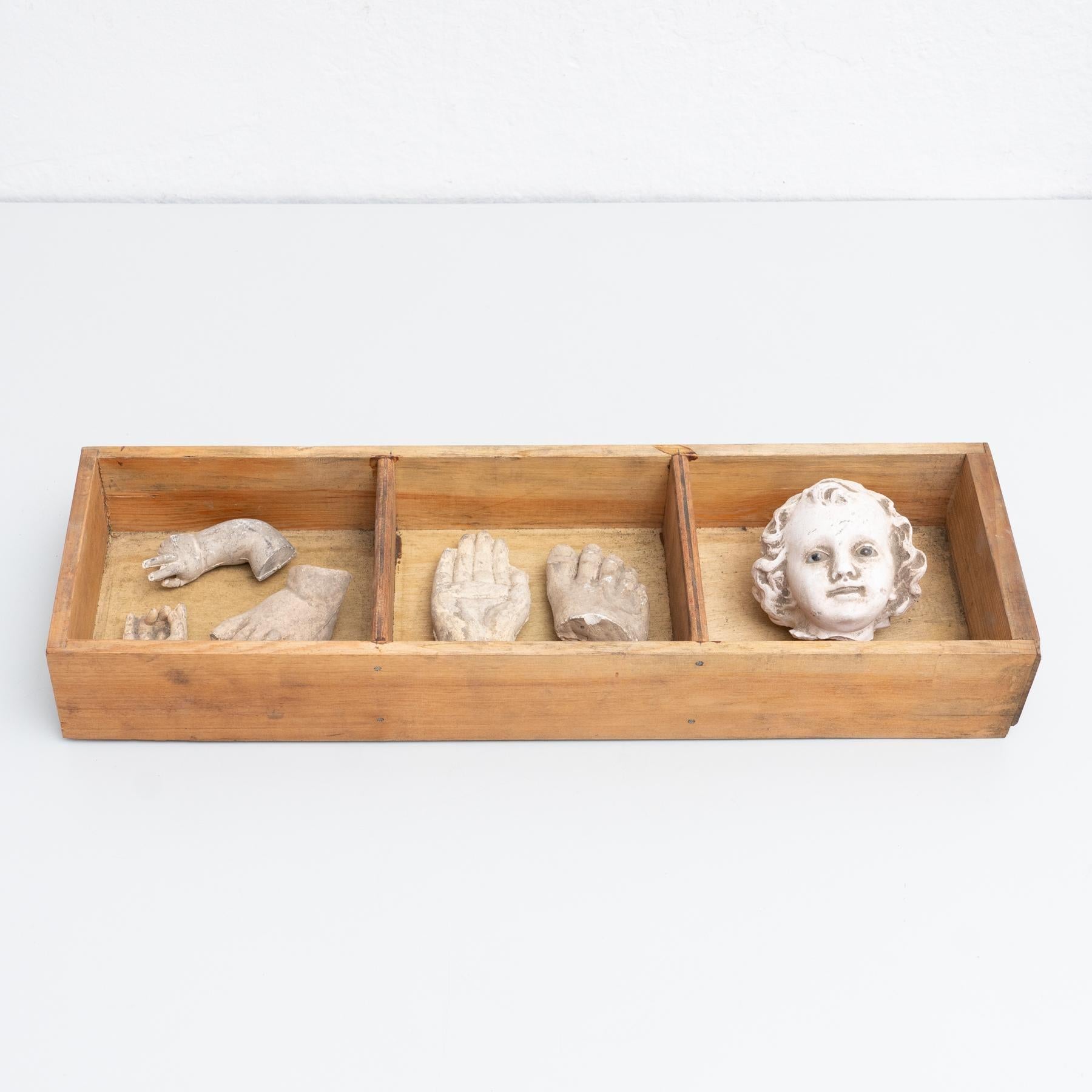 Cabinet de curiosités composé de figures et de pièces en plâtre dans une niche en bois.    Fabriqué dans un atelier catalan traditionnel à Olot, en Espagne, vers 1950.    Olot a une longue tradition dans la production de sculptures et d'images