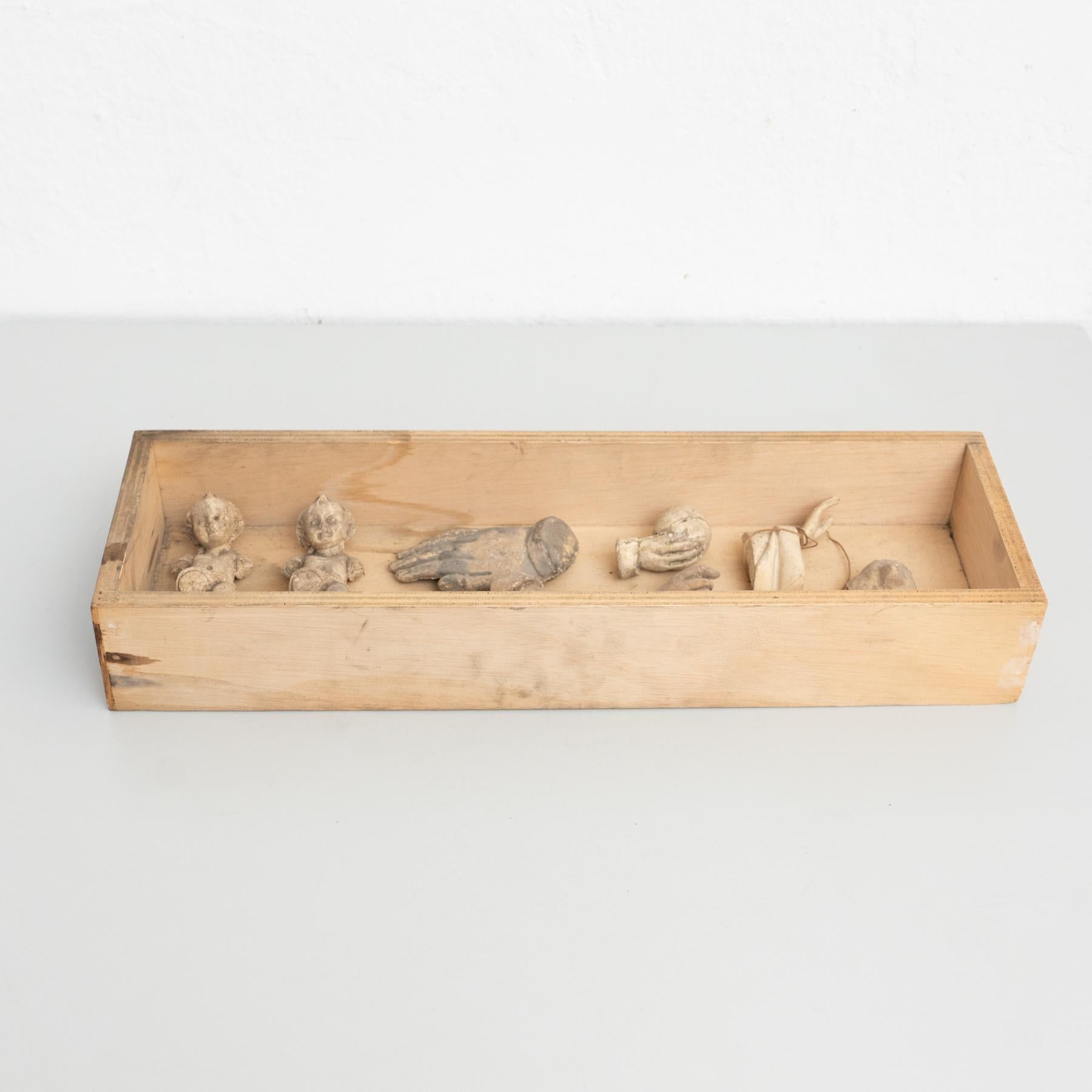 Cabinet de curiosités composé de figures et de pièces en plâtre dans une niche en bois.    Fabriqué dans un atelier catalan traditionnel à Olot, en Espagne, vers 1950.    Olot a une longue tradition dans la production de sculptures et d'images
