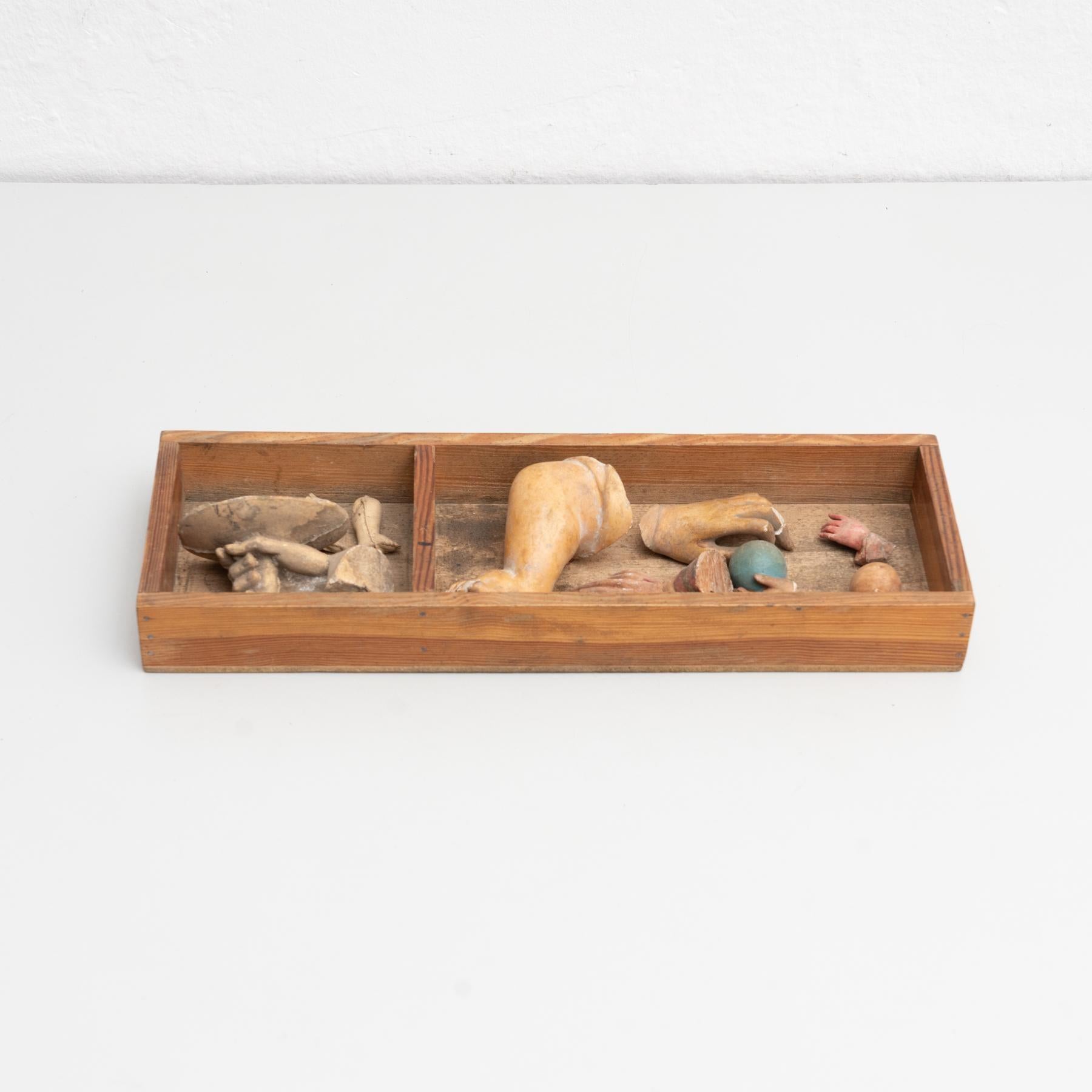 Cabinet de curiosités composé de figures et de pièces en plâtre dans une niche en bois.    Fabriqué dans un atelier catalan traditionnel à Olot, en Espagne, vers 1950.    Olot a une longue tradition dans la production de sculptures et d'images