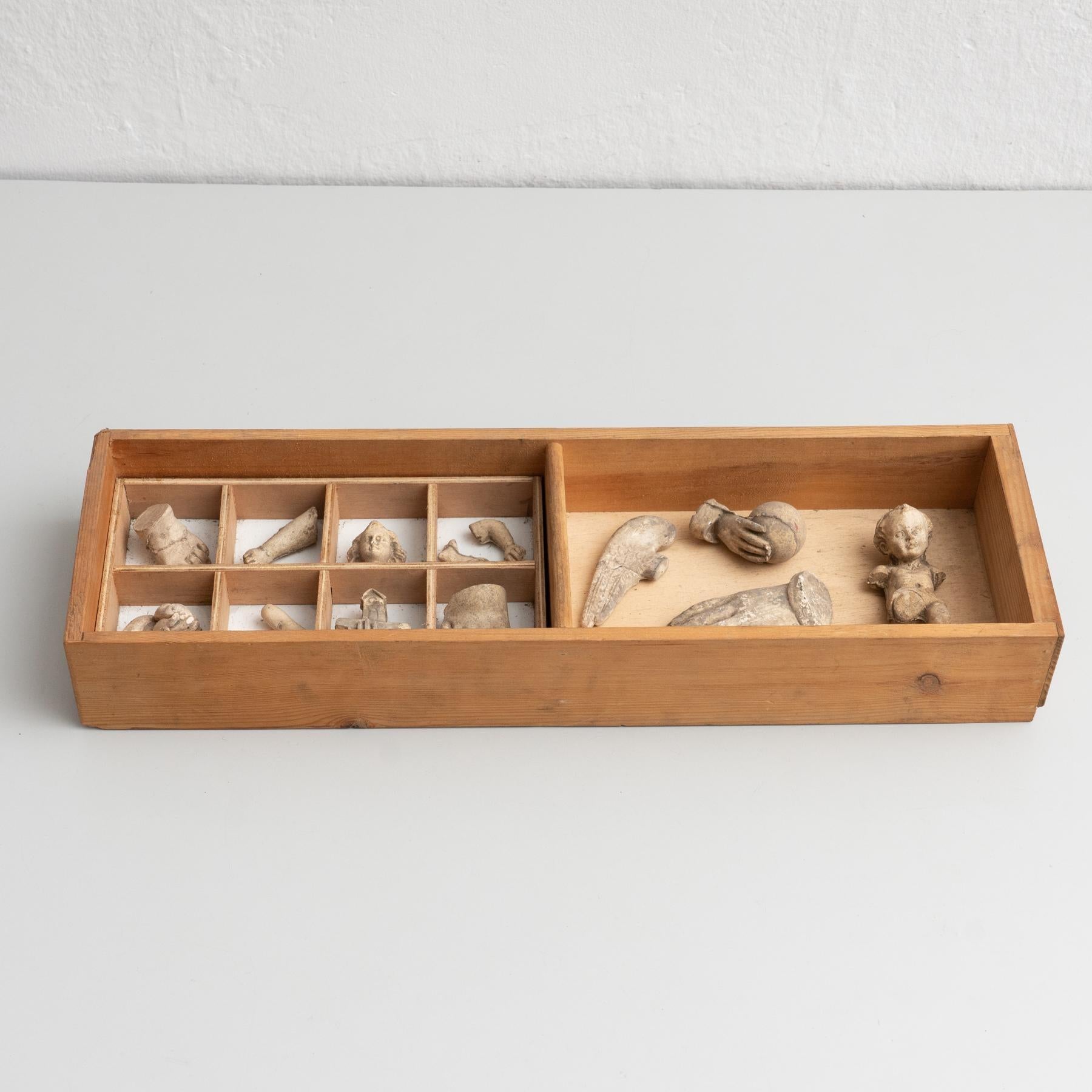 Cabinet de curiosités composé de figures et de pièces en plâtre dans une niche en bois.    Fabriqué dans un atelier catalan traditionnel à Olot, en Espagne, vers 1950.    Olot a une longue tradition dans la production de sculptures et d'images