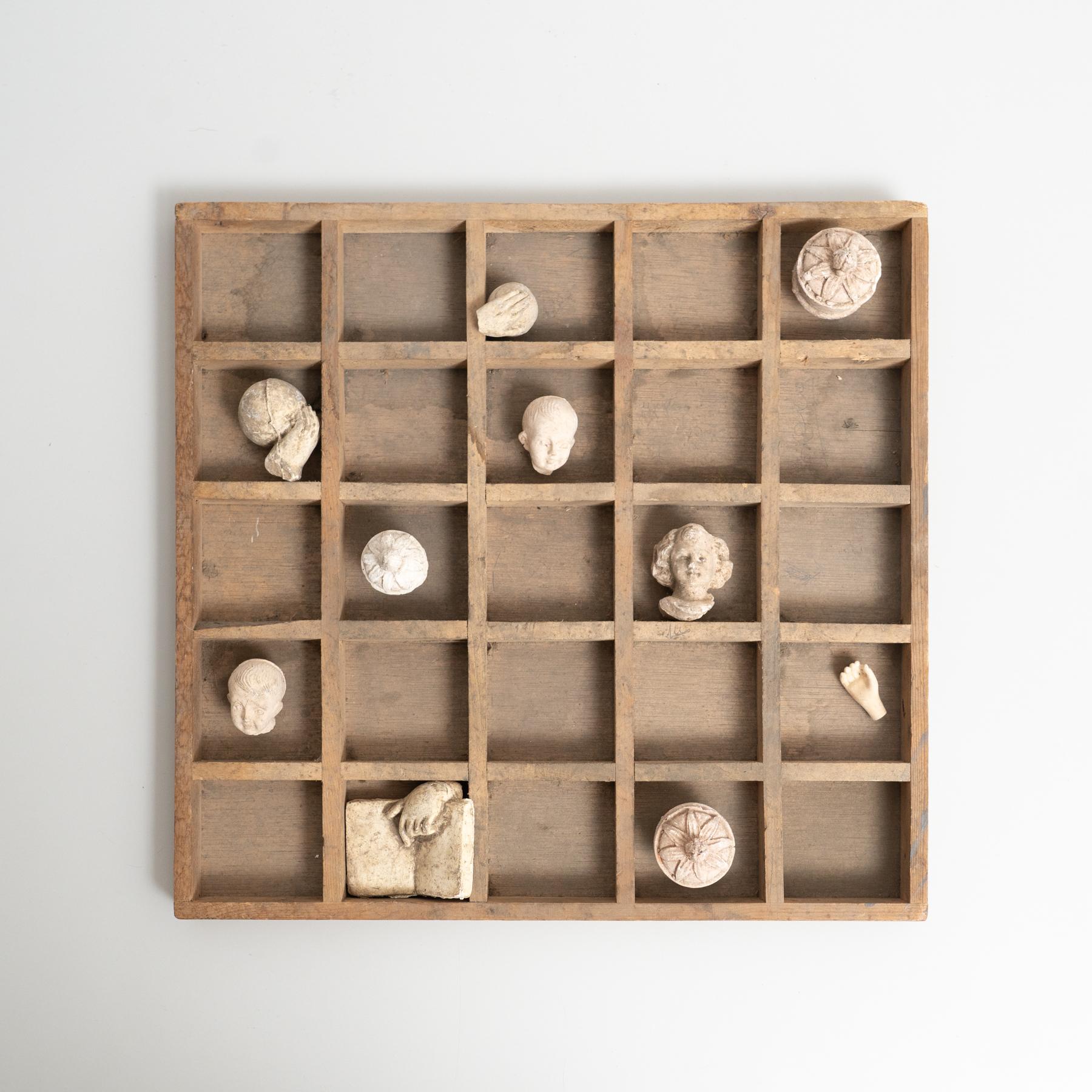 Exquis cabinet de curiosités présentant une étonnante collection de figures et de pièces en plâtre, rappelant un musée de sculptures classique.

Olot est un centre de production de sculptures et d'images religieuses depuis le XIXe siècle, avec des