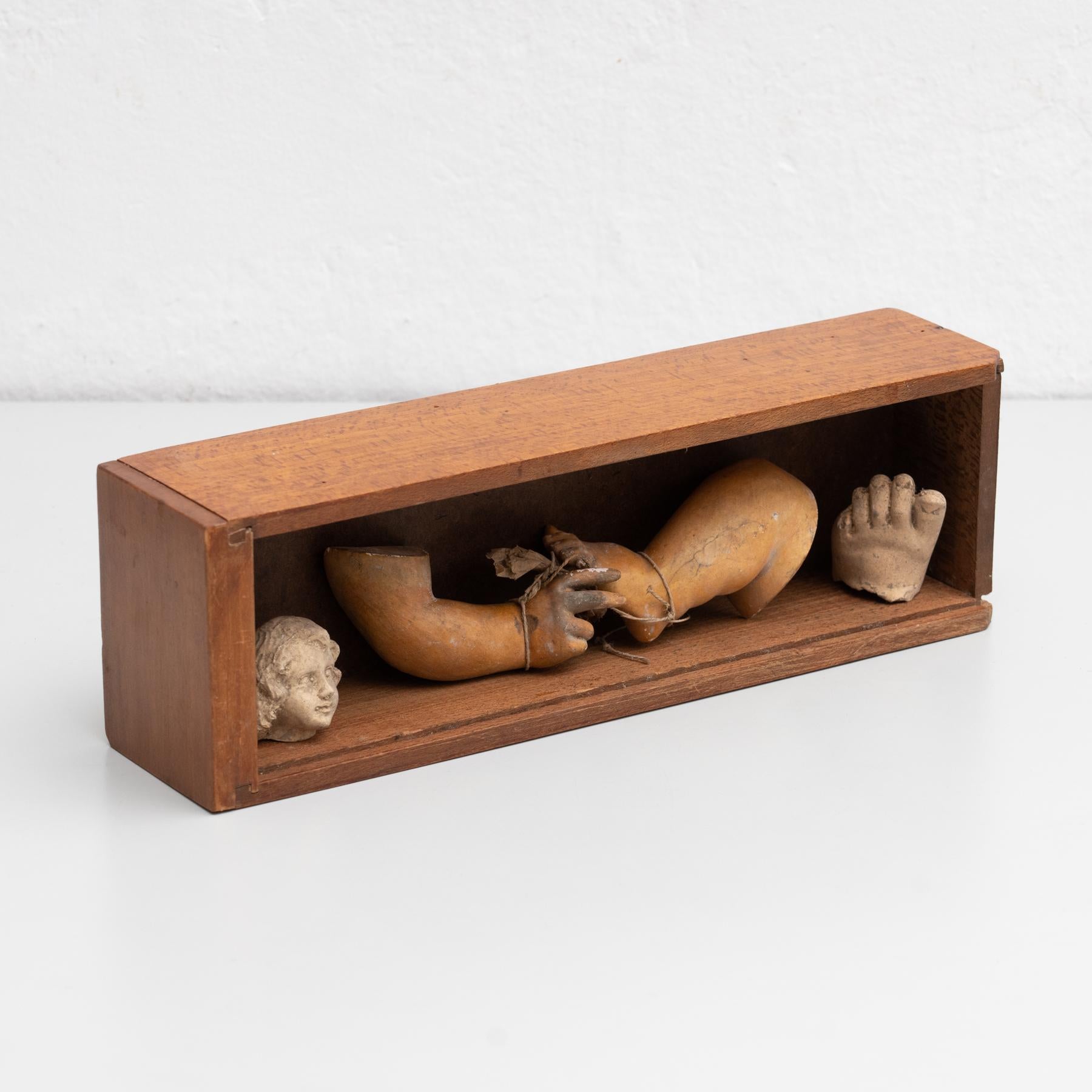 Milieu du XXe siècle Meuble de rangement de curiosités œuvres d'art sculpturale, vers 1950 en vente