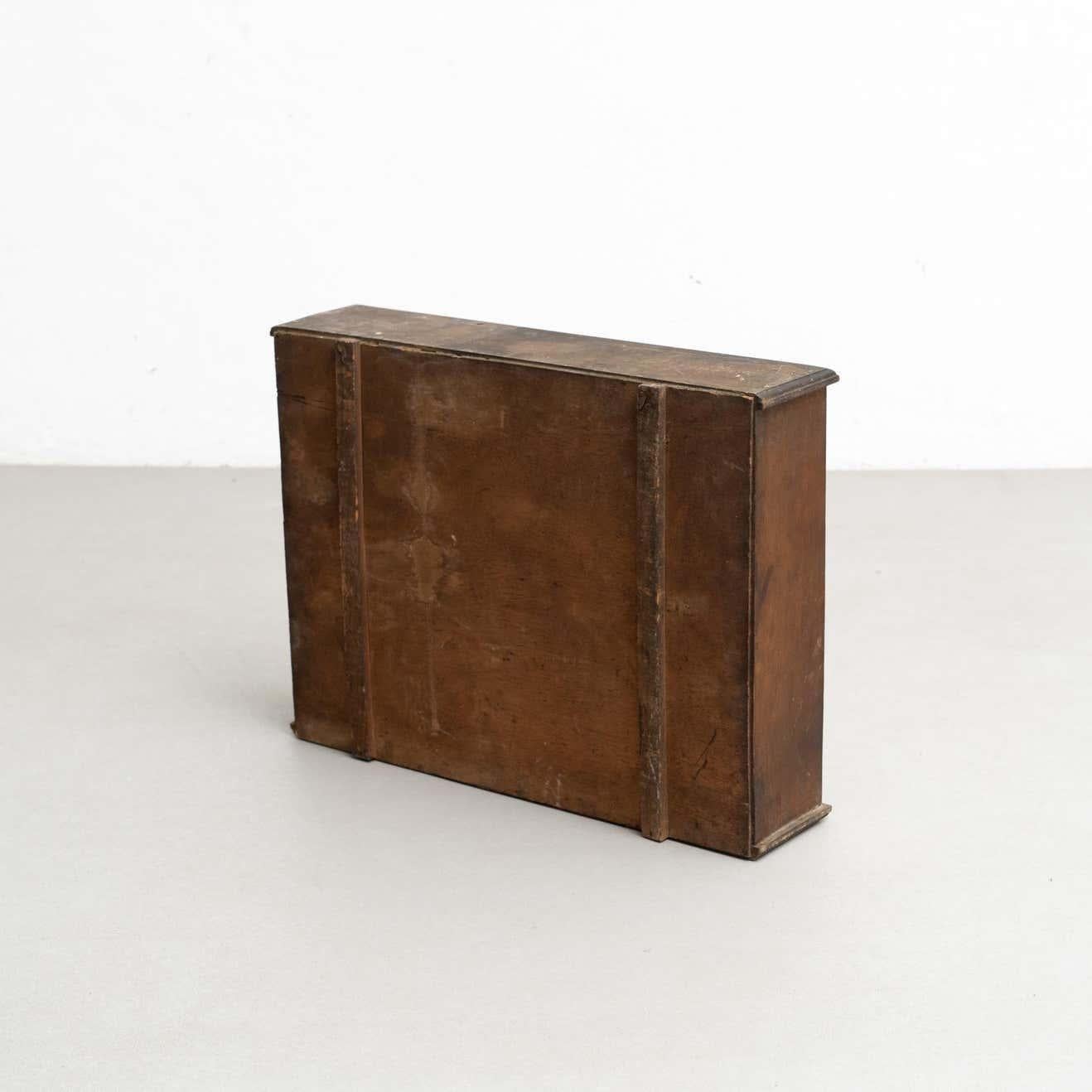 Gabinete de Curiosidades Obra de arte escultórica sobre un gabinete de madera, circa 1950 en venta 3