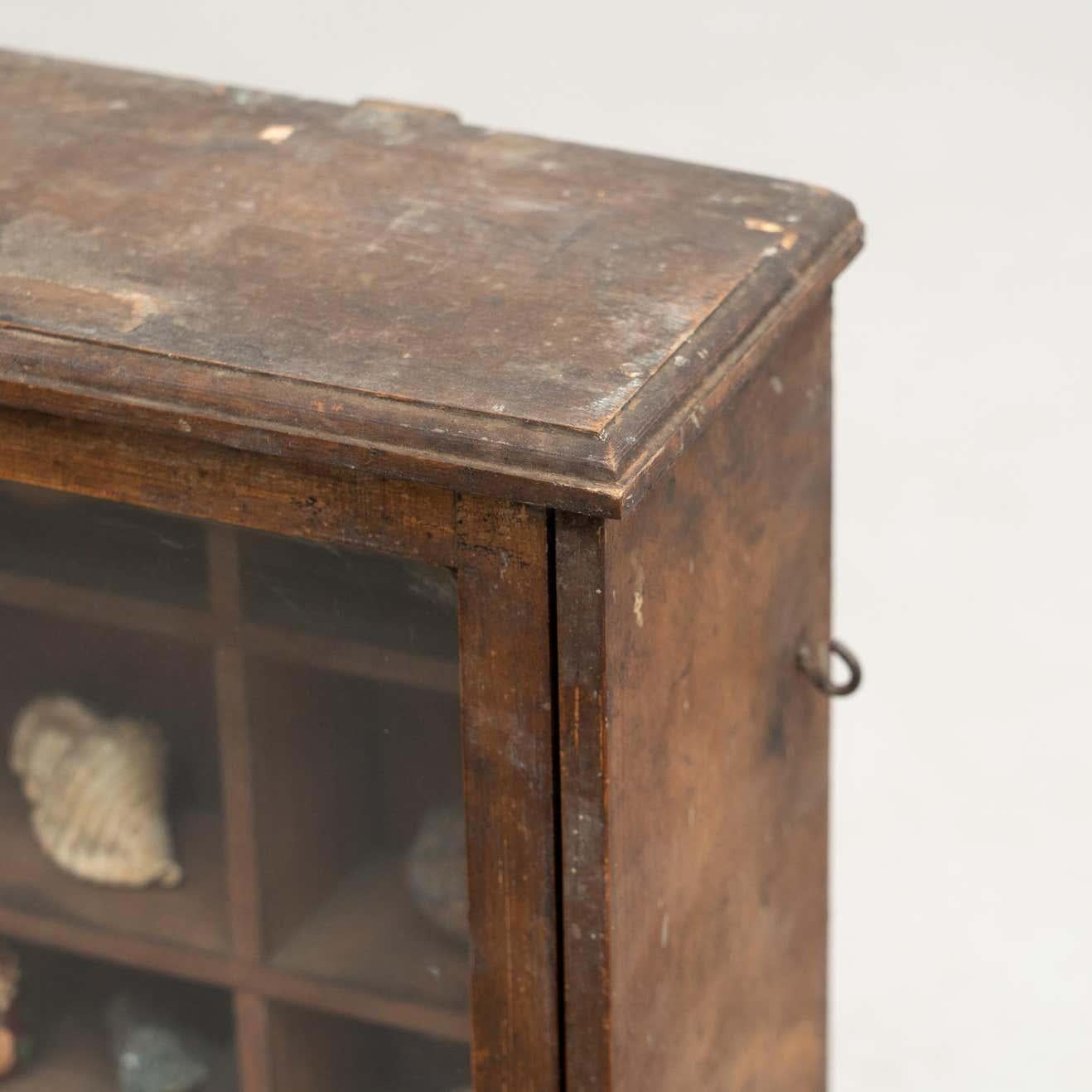 Gabinete de Curiosidades Obra de arte escultórica sobre un gabinete de madera, circa 1950 en venta 4