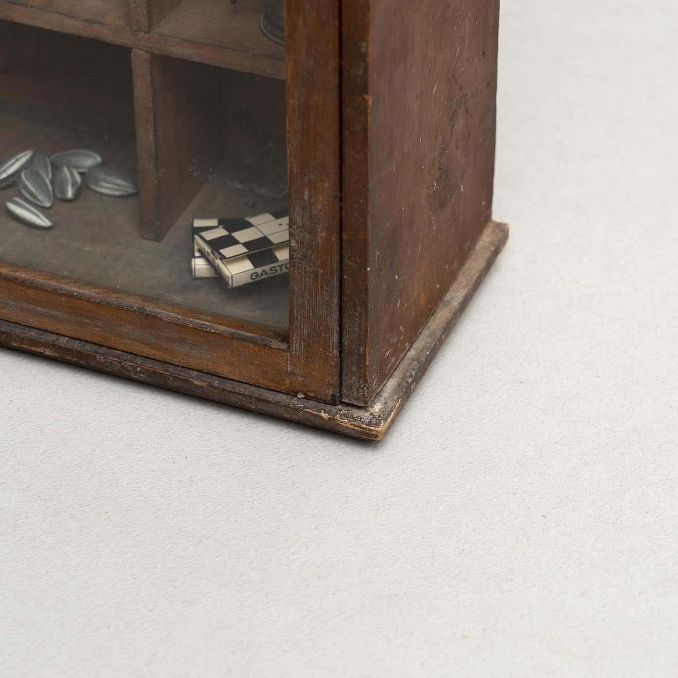 Gabinete de Curiosidades Obra de arte escultórica sobre un gabinete de madera, circa 1950 en venta 5
