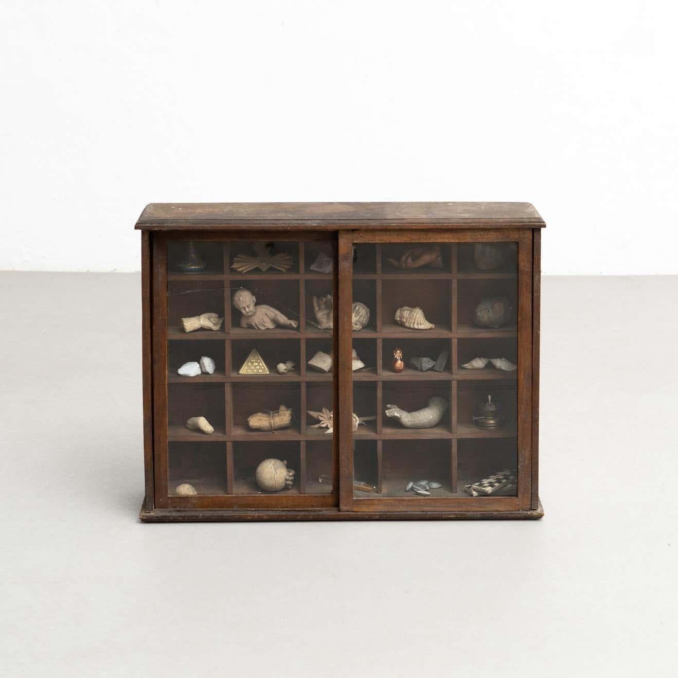 Gabinete de Curiosidades Obra de arte escultórica sobre un gabinete de madera, circa 1950 Moderno de mediados de siglo en venta