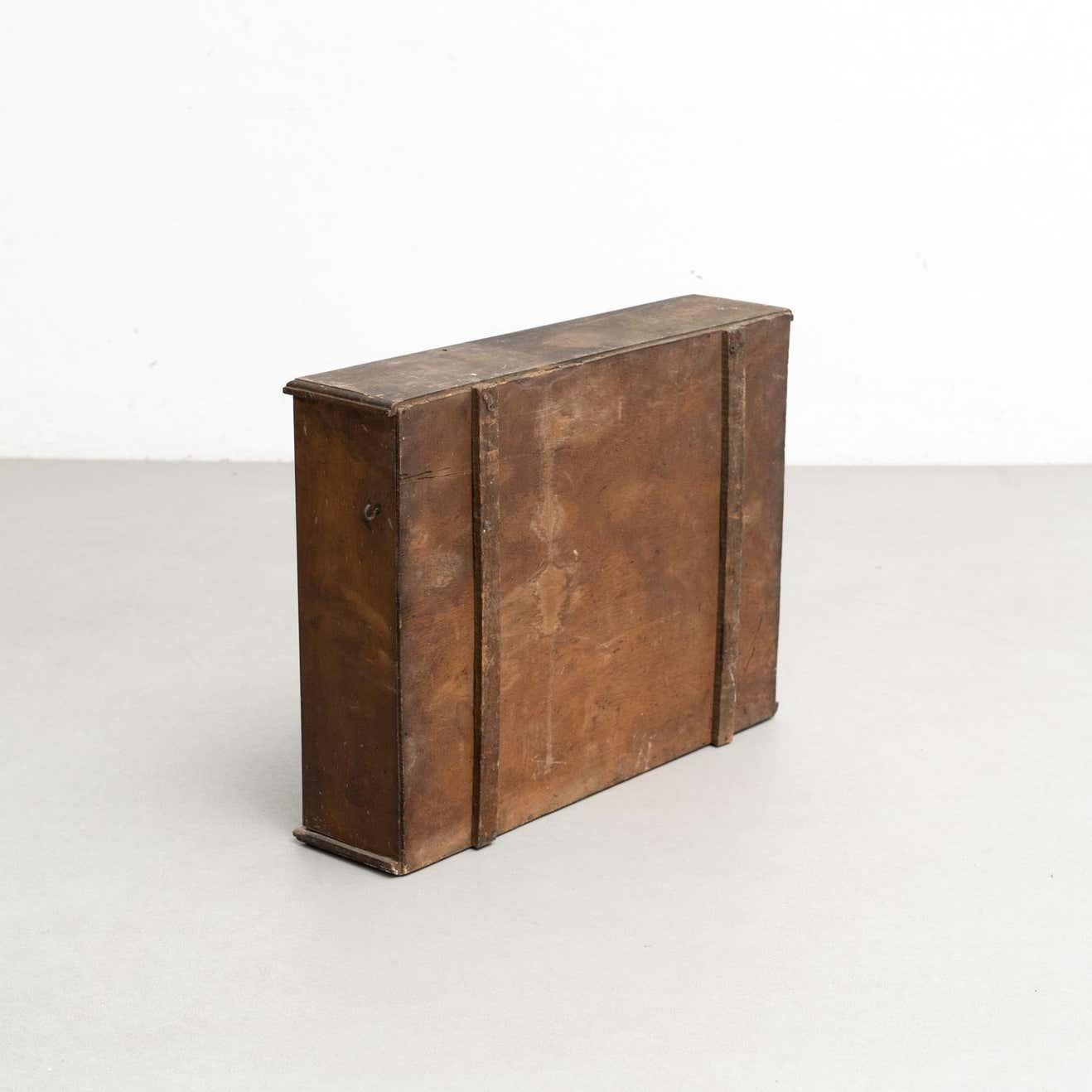 Schrank mit Raritäten Skulpturales Kunstwerk auf einem Holzschrank, um 1950 (Gips) im Angebot