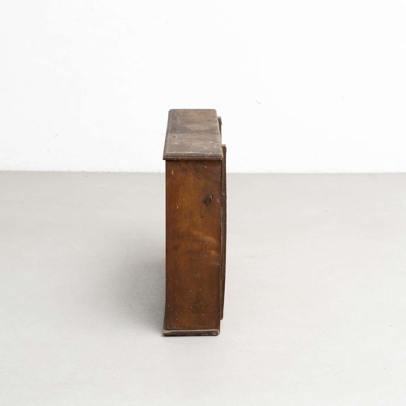 Gabinete de Curiosidades Obra de arte escultórica sobre un gabinete de madera, circa 1950 Madera en venta