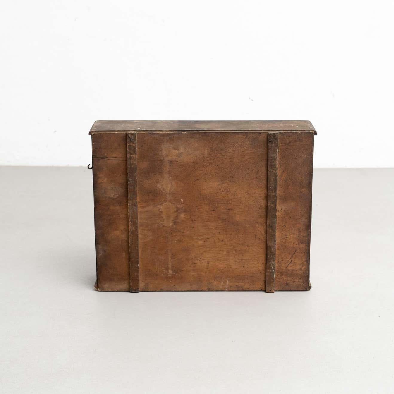 Gabinete de Curiosidades Obra de arte escultórica sobre un gabinete de madera, circa 1950 en venta 2