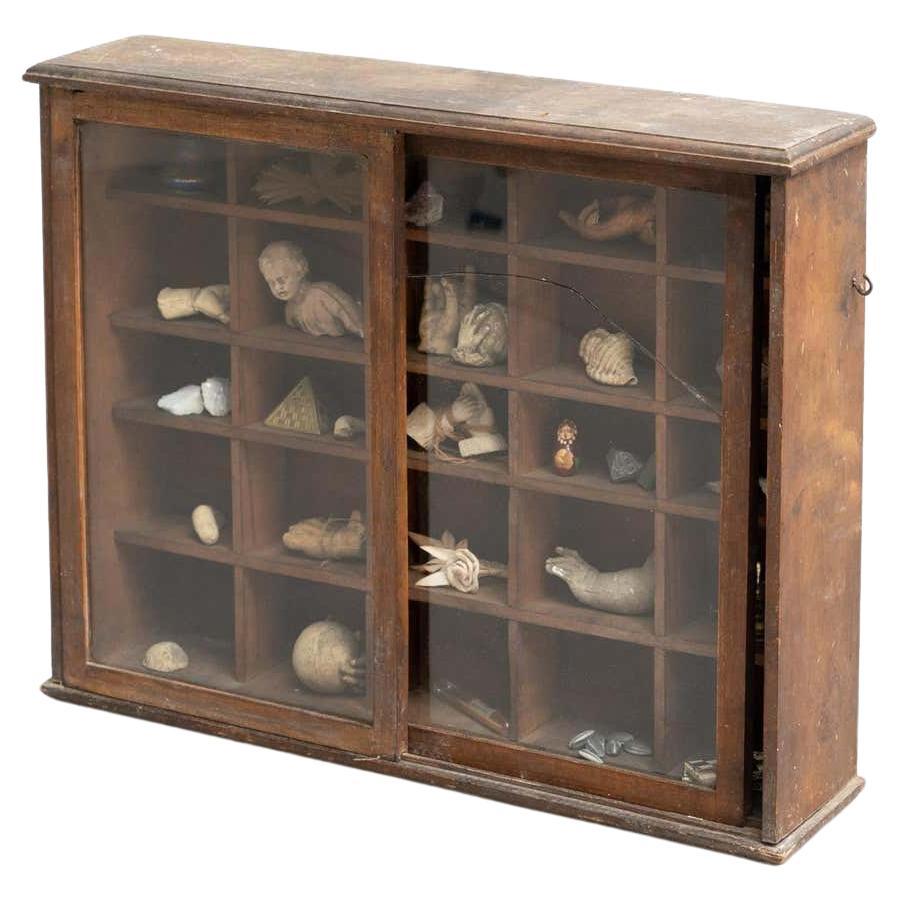 Gabinete de Curiosidades Obra de arte escultórica sobre un gabinete de madera, circa 1950
