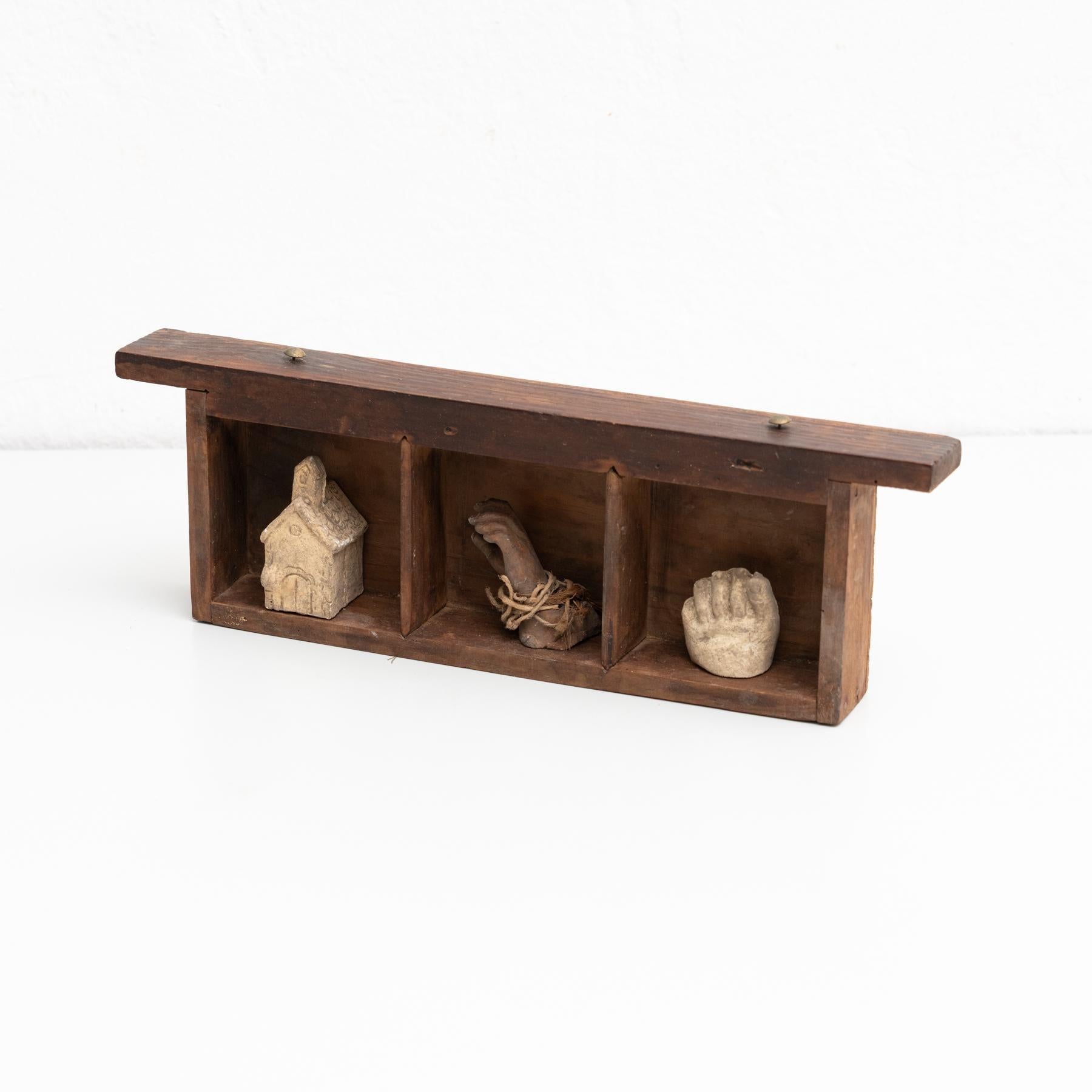 Cabinet of Curiosities, opera d'arte scultorea su nicchia di legno, 1950 circa in vendita 3