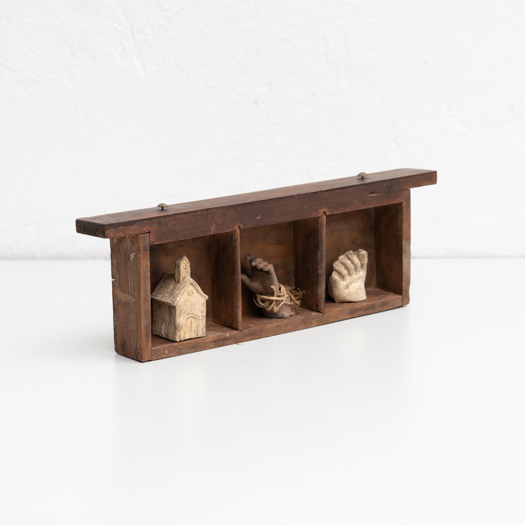 Cabinet of Curiosities, opera d'arte scultorea su nicchia di legno, 1950 circa in vendita 4