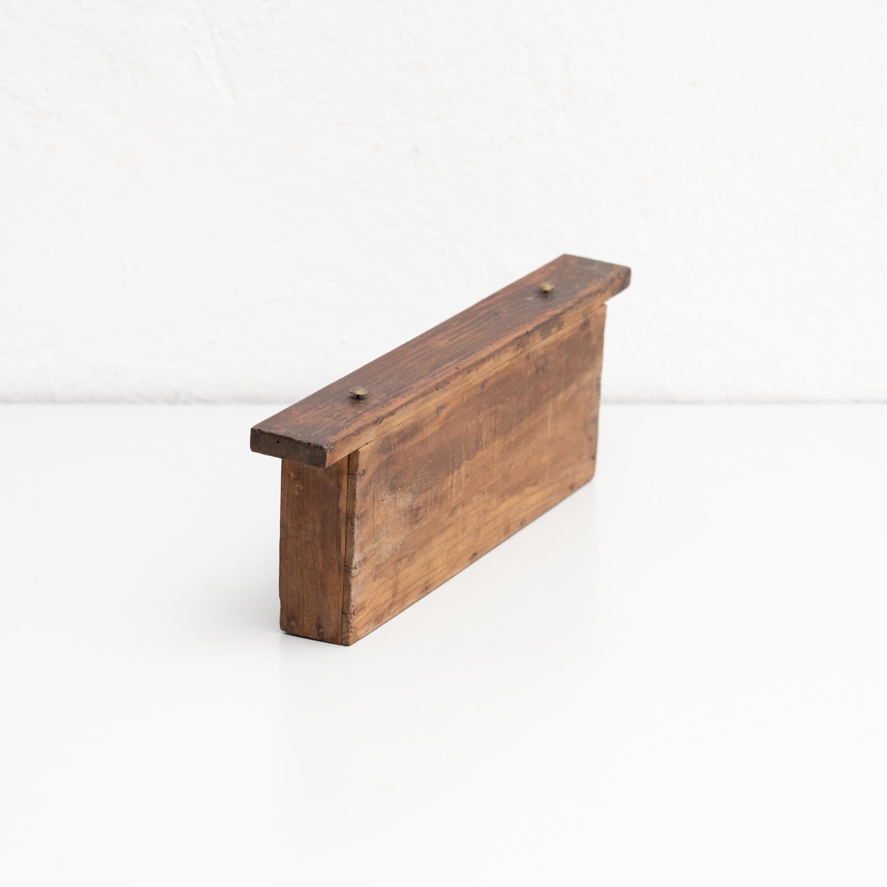 Cabinet of Curiosities, opera d'arte scultorea su nicchia di legno, 1950 circa in vendita 8