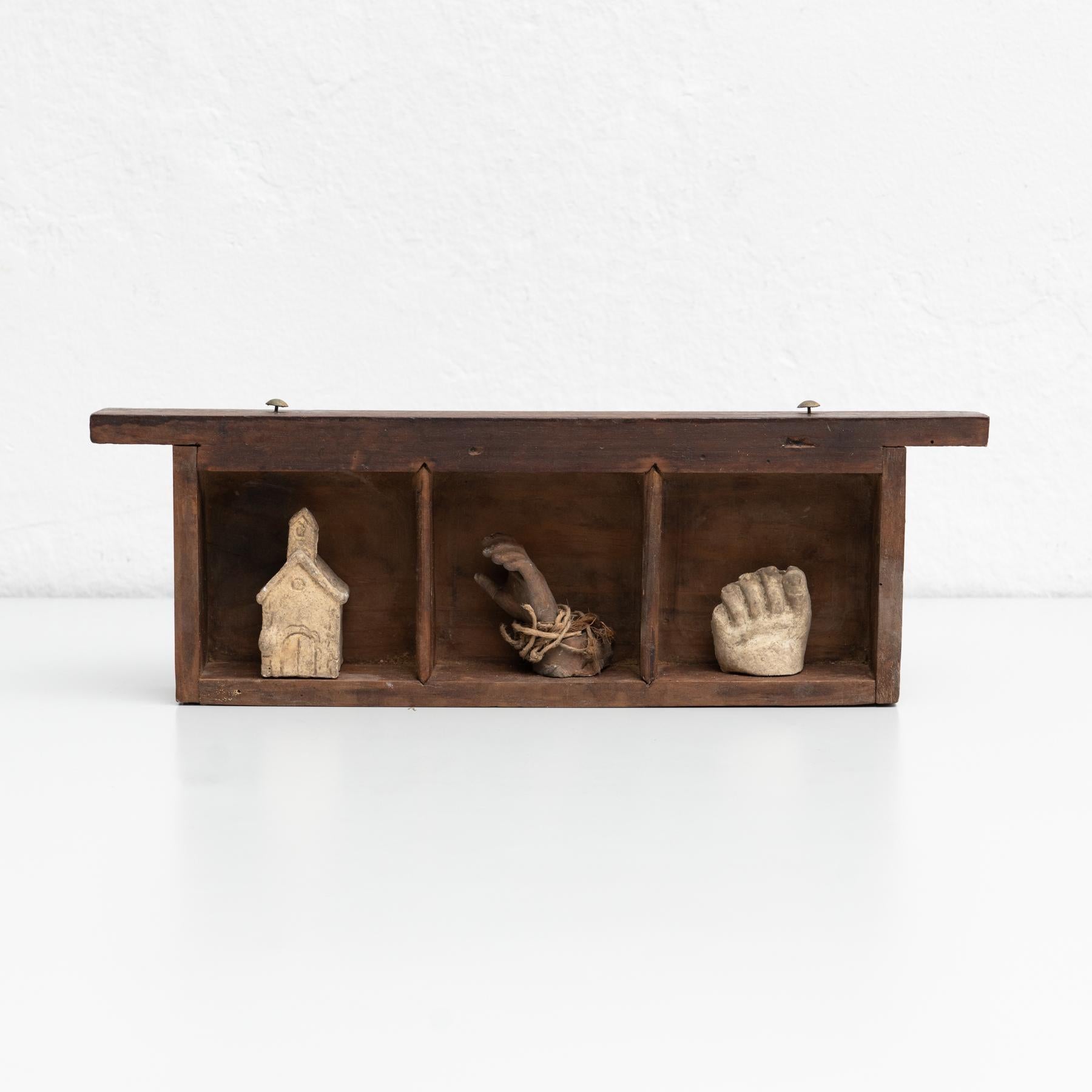 Gabinetto di curiosità di figure e pezzi in gesso in un cassetto di legno.    Realizzato nel tradizionale atelier catalano di Olot, Spagna, circa 1950.    Olot ha una lunga tradizione nella produzione di sculture e immagini religiose. L'arte e