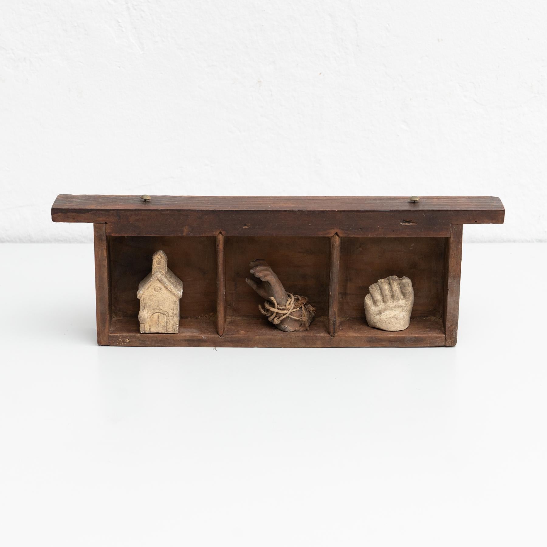 Moderno Cabinet of Curiosities, opera d'arte scultorea su nicchia di legno, 1950 circa in vendita
