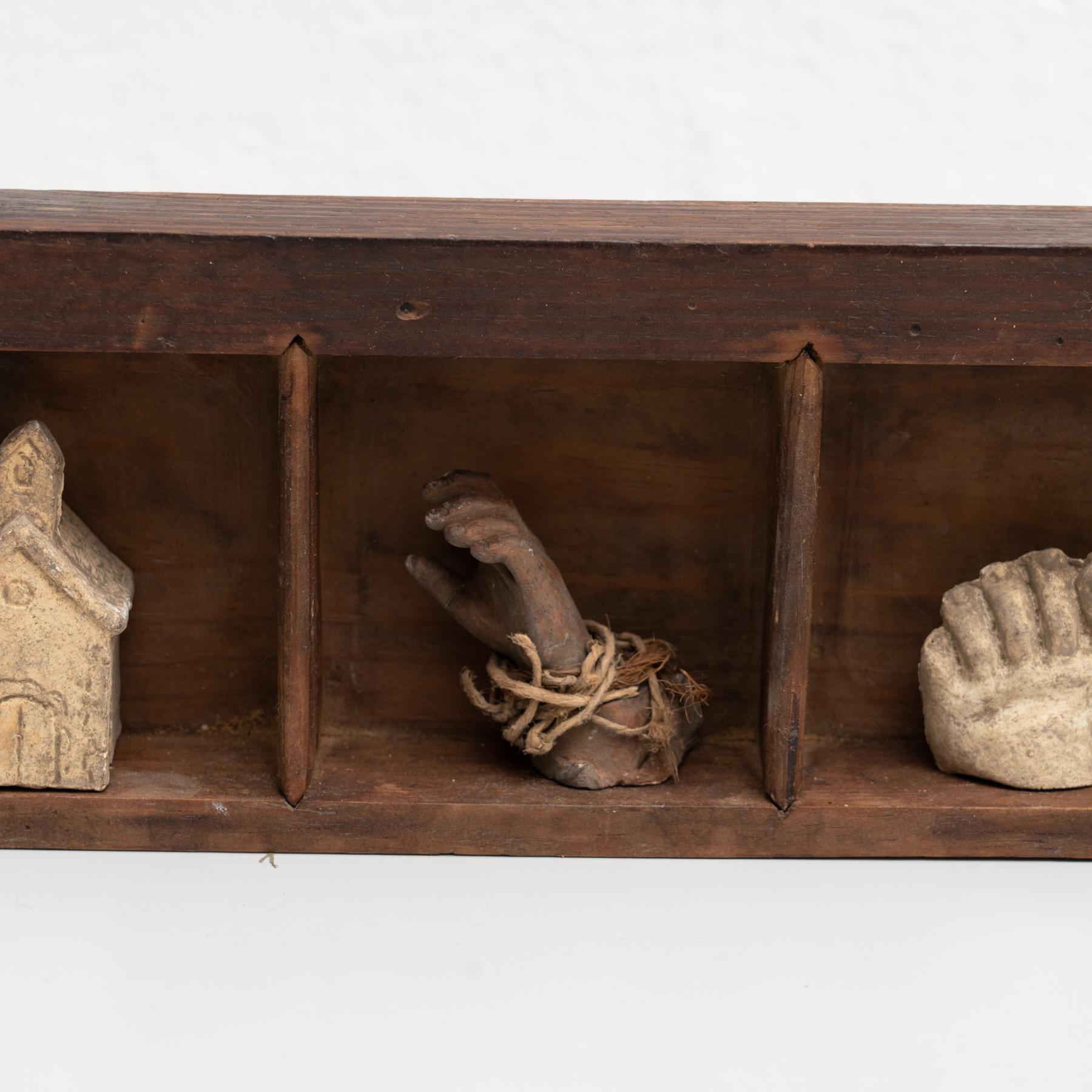 Cabinet of Curiosities, opera d'arte scultorea su nicchia di legno, 1950 circa In condizioni buone in vendita a Barcelona, ES