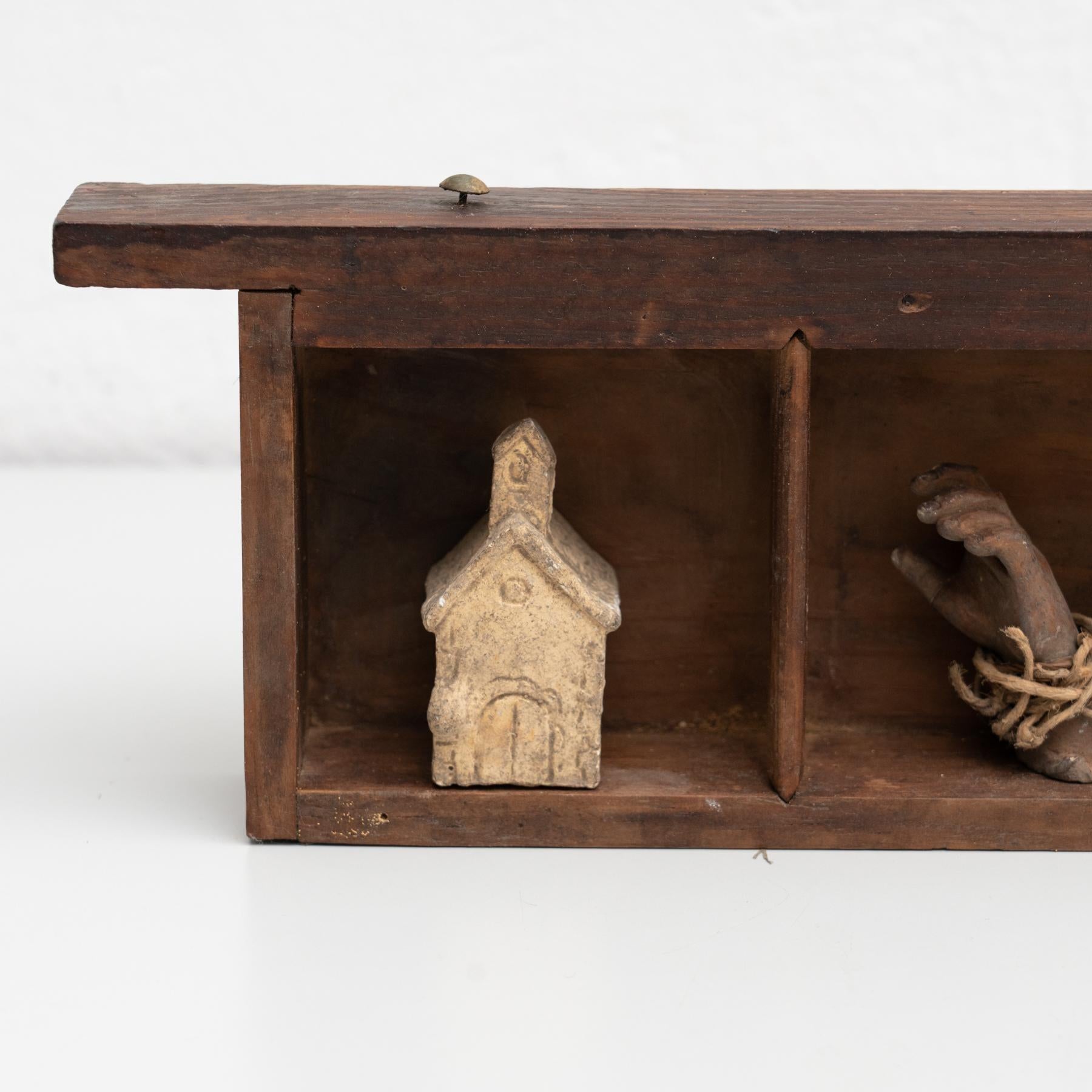 Metà XX secolo Cabinet of Curiosities, opera d'arte scultorea su nicchia di legno, 1950 circa in vendita