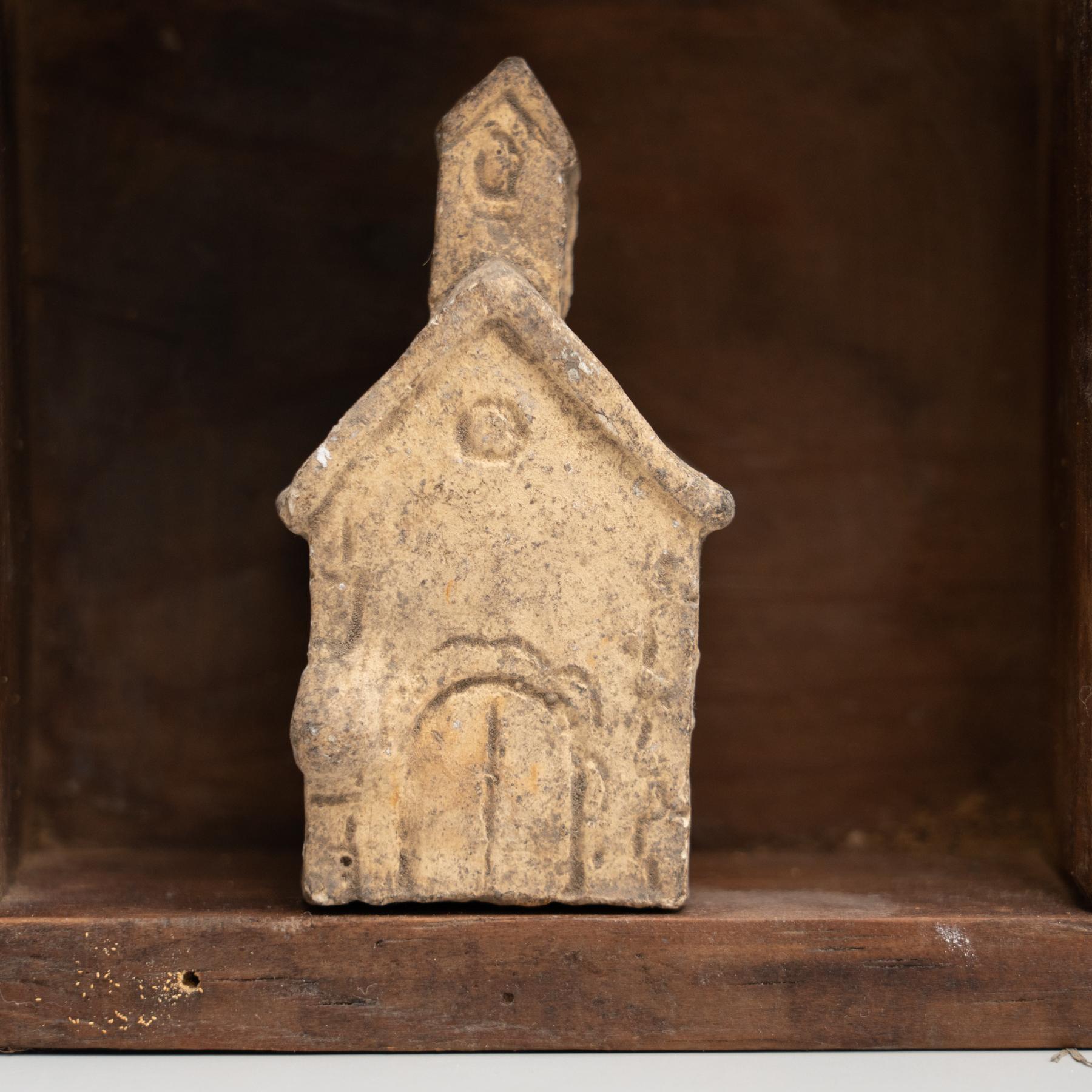 Cabinet of Curiosities, opera d'arte scultorea su nicchia di legno, 1950 circa in vendita 1