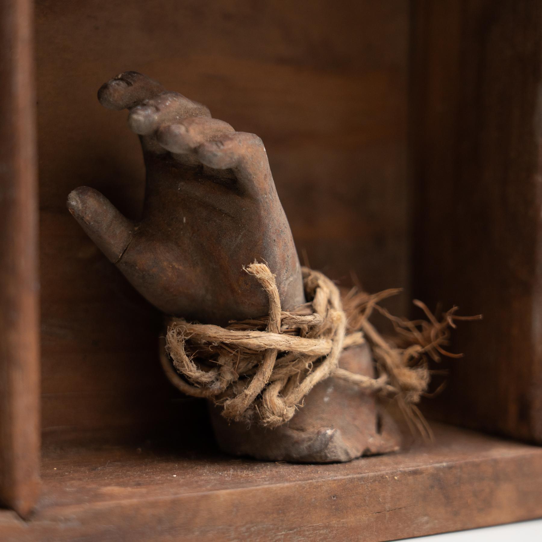 Cabinet of Curiosities, opera d'arte scultorea su nicchia di legno, 1950 circa in vendita 2