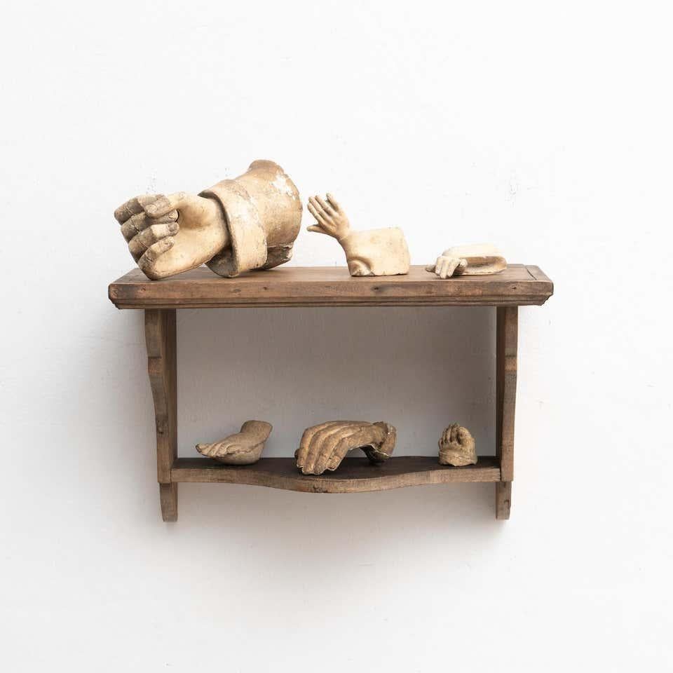 Gabinete de curiosidades de figuras y piezas de escayola en un cajón de madera.    Fabricada en un taller tradicional catalán de Olot, España, hacia 1950.    Olot tiene una larga tradición en la producción de esculturas e imaginería religiosa. El