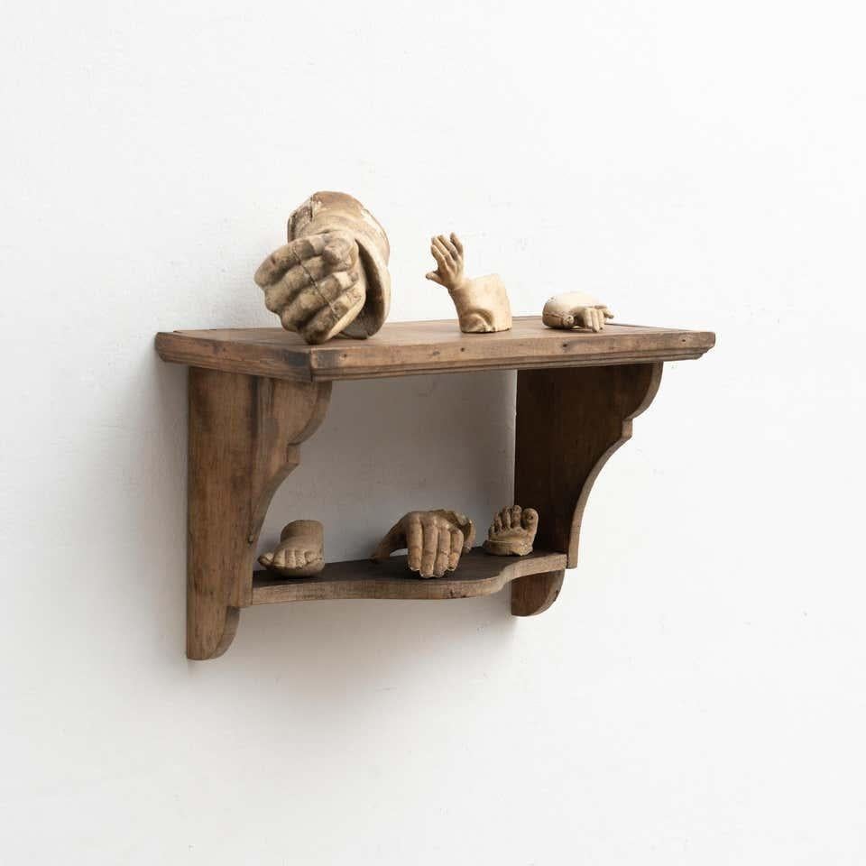 Obra de arte escultórica de estantería de pared Cabinet of Curiosities, circa 1950 Español en venta