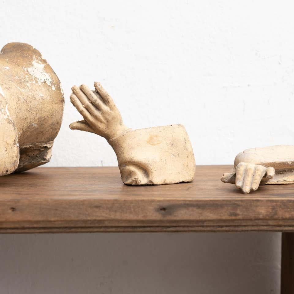 Obra de arte escultórica de estantería de pared Cabinet of Curiosities, circa 1950 mediados del siglo XX en venta