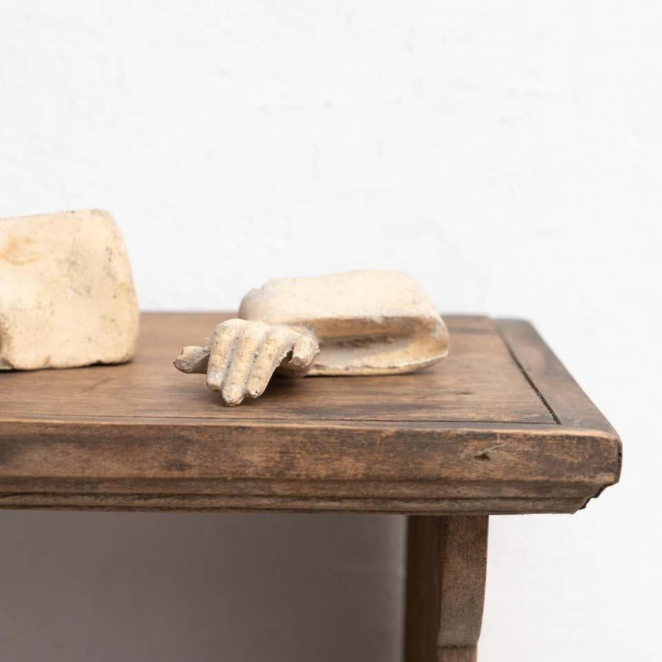 Obra de arte escultórica de estantería de pared Cabinet of Curiosities, circa 1950 Yeso en venta
