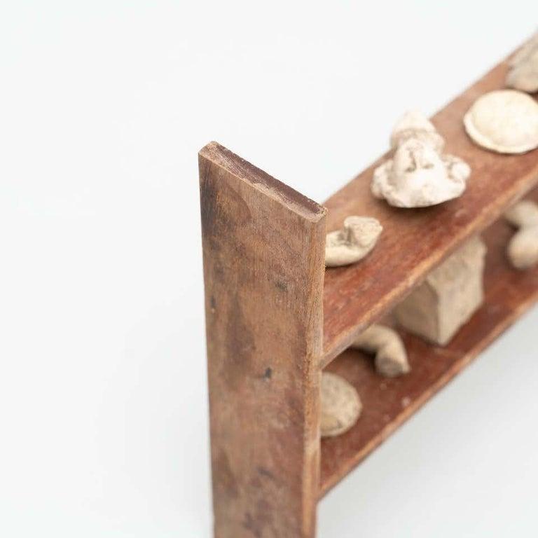 Plâtre Cabinet de curiosités Shelve Sculptural Artwork, circa 1950 en vente