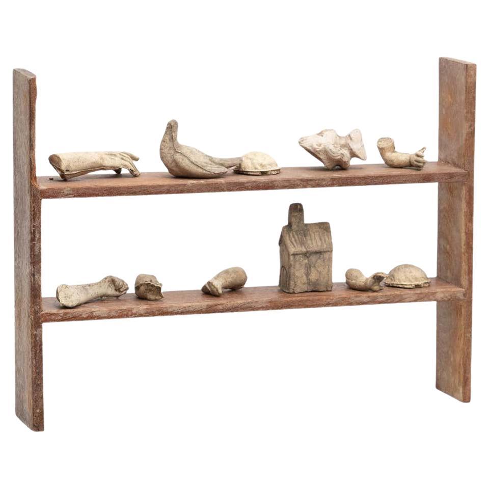 Schrank mit Raritäten, zwölf skulpturalen Kunstwerken, um 1950