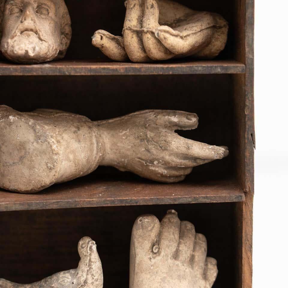 Gabinete de Curiosidades con Figuras de Yeso - Olot, España, Circa 1950 en venta 3