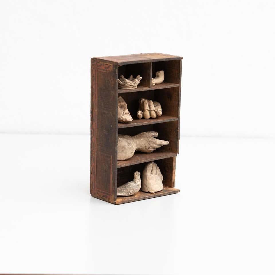 Gabinete de Curiosidades con Figuras de Yeso - Olot, España, Circa 1950 Español en venta