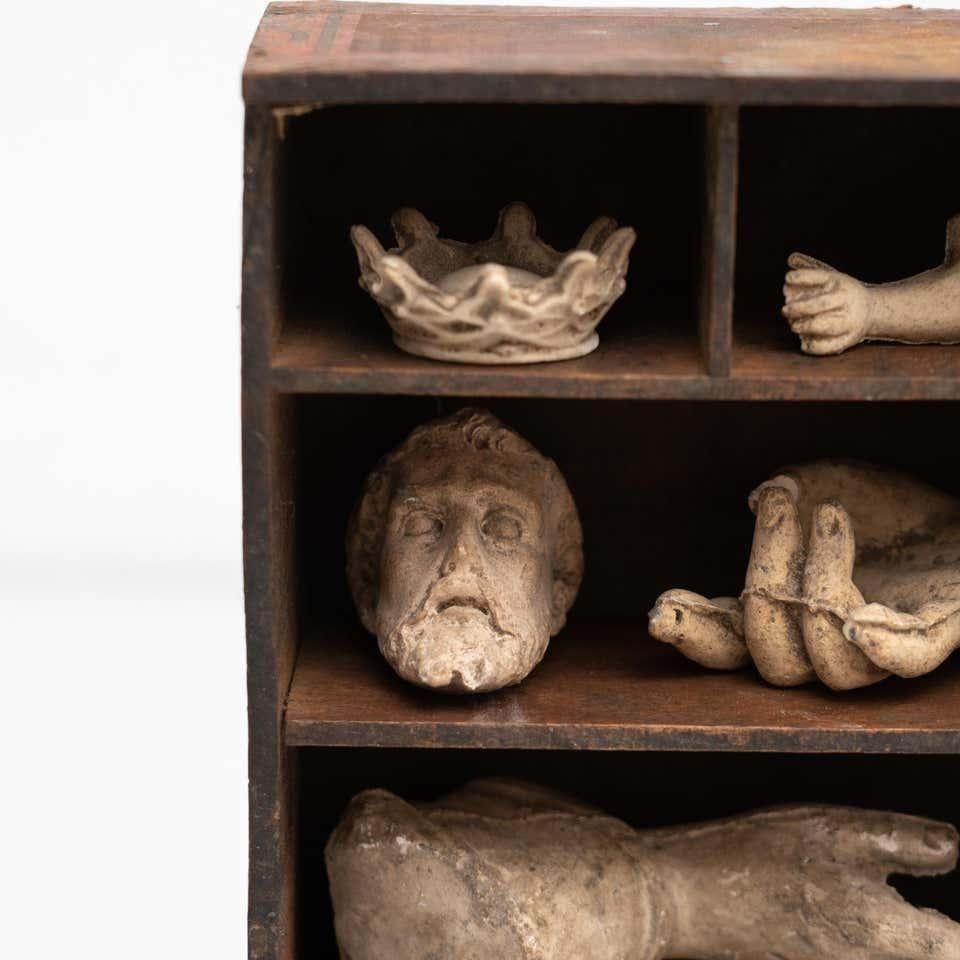 Gabinete de Curiosidades con Figuras de Yeso - Olot, España, Circa 1950 mediados del siglo XX en venta